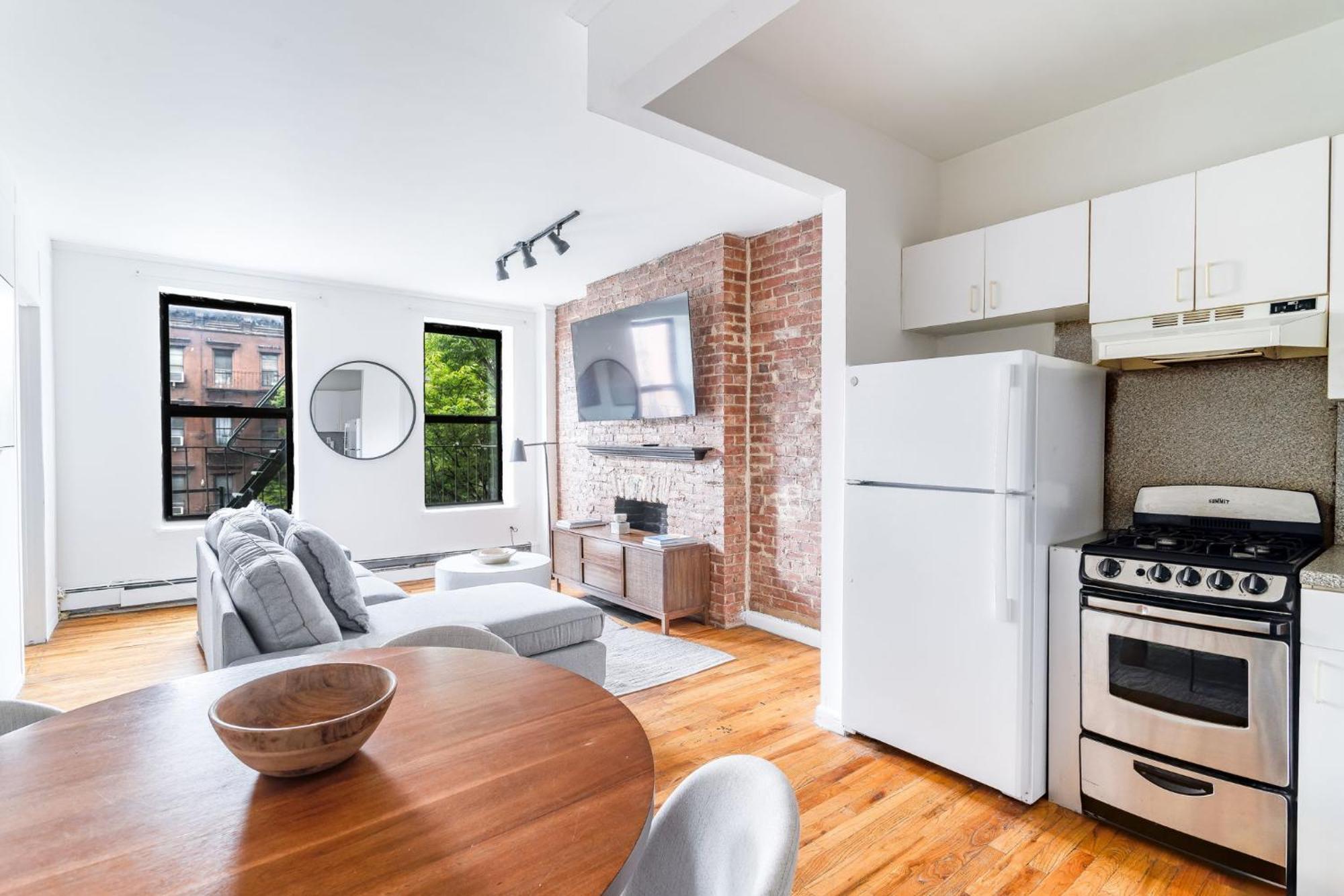 Wonderful 3bedroom 1bath Haven In Hells Kitchen Just Steps From Times Square * New York