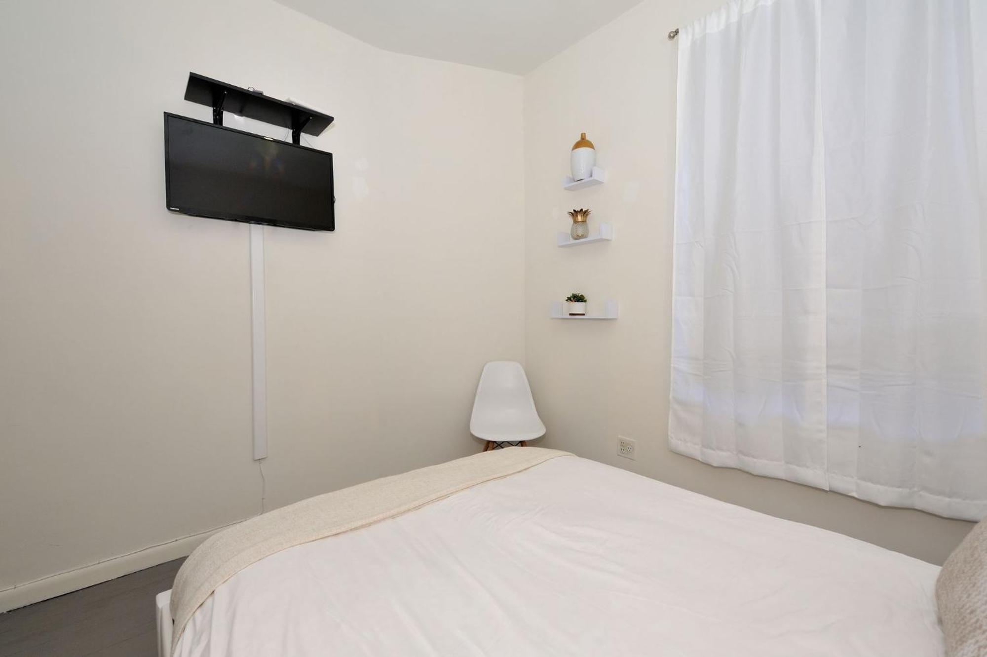 Amazing 3 Bedroom 1 Bath Appartement *