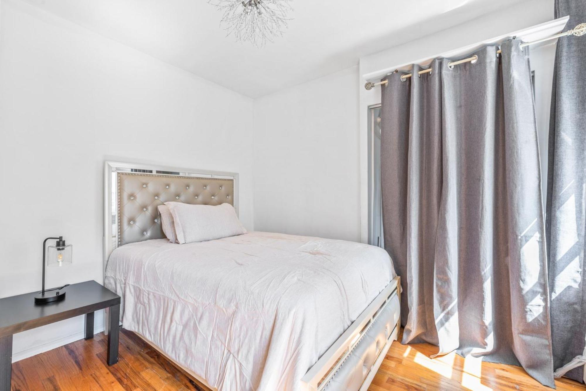 Luxurious 3 Bedroom Unit In Nyc Apartment