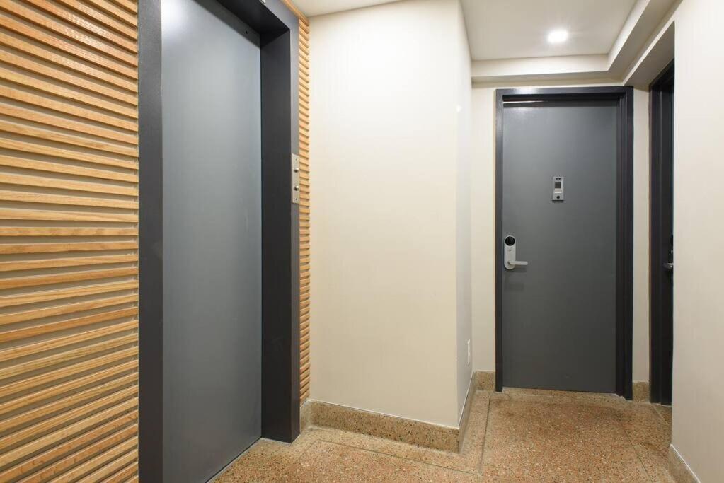 75-2d New Prime Ues W&d Balcony Elevator New York