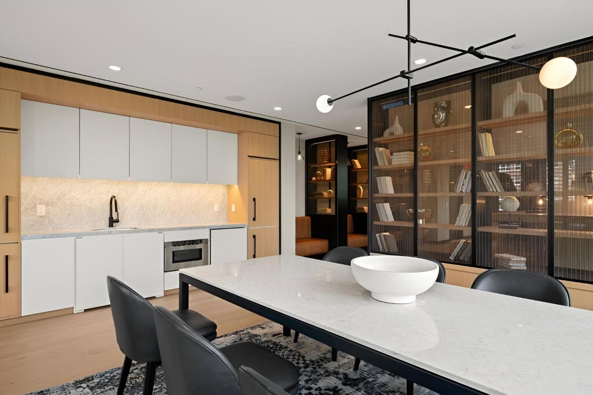 Brooklyn Serenity - Luxe Comfort With Amenities Apartment