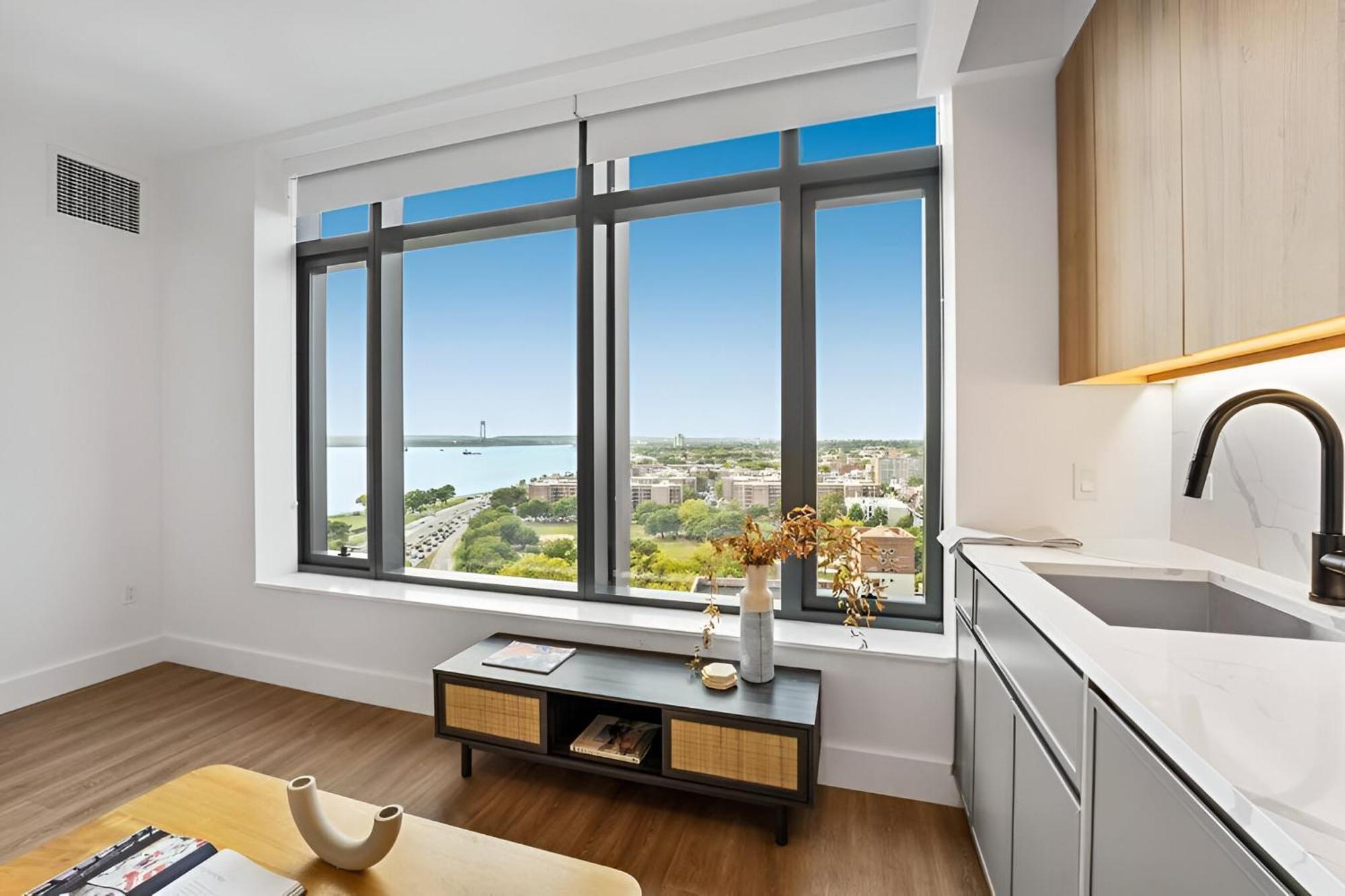 Appartement Posh With Luxe Amenities In Prime Location! *