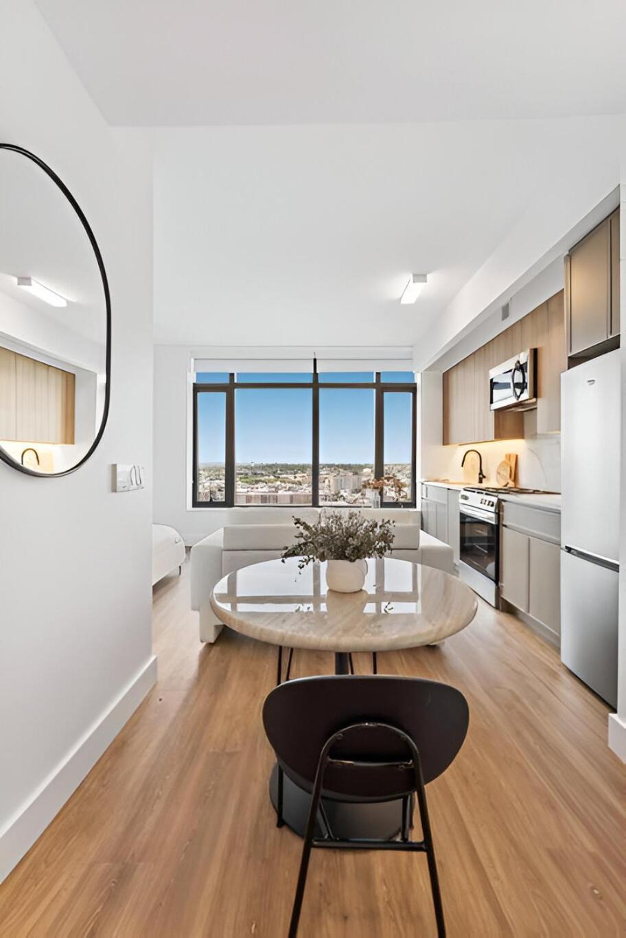Appartement Posh With Luxe Amenities In Prime Location!