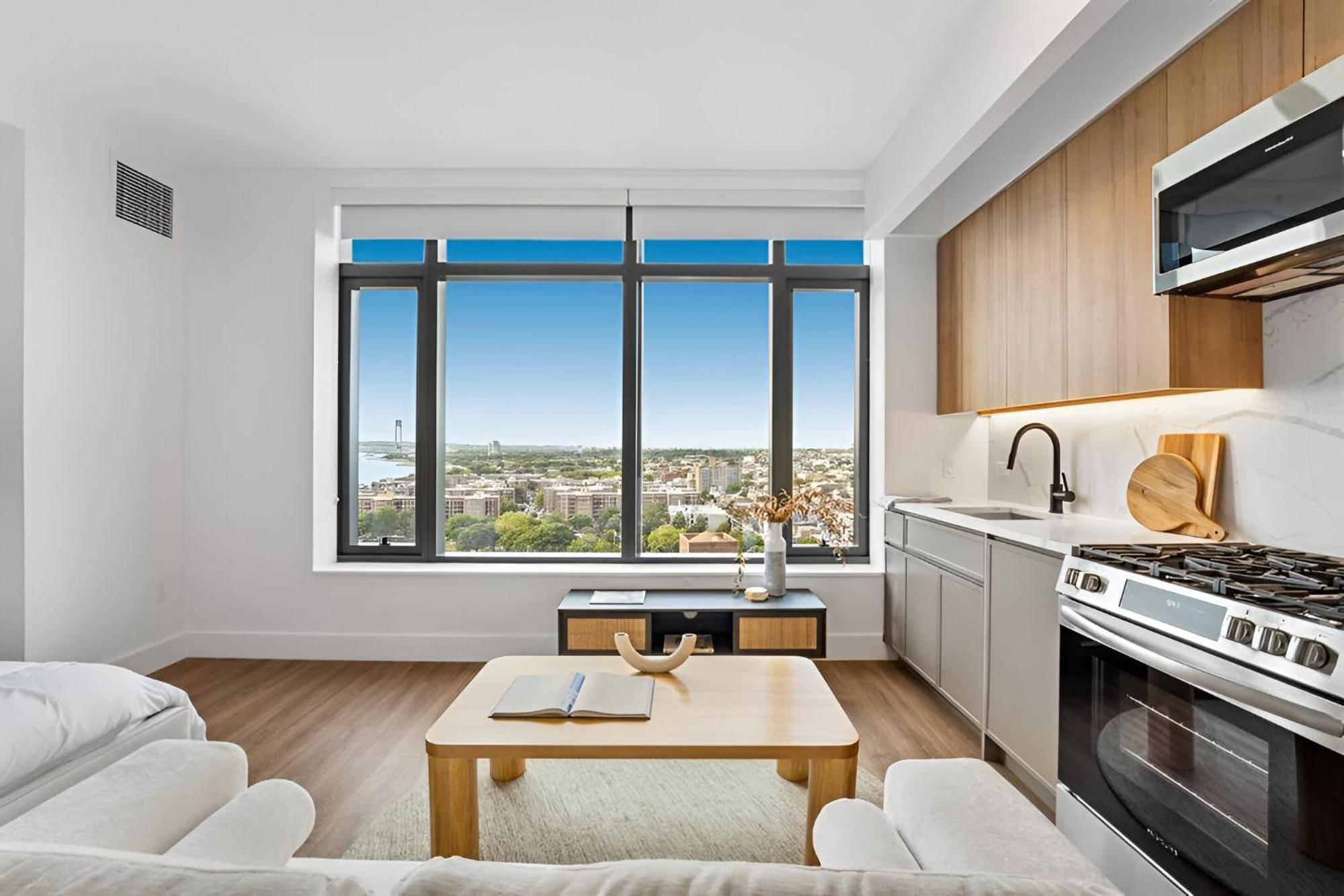 Appartement Posh With Luxe Amenities In Prime Location! *