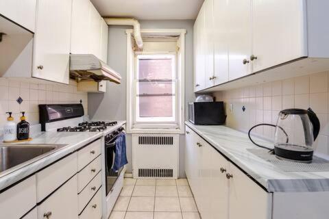 2 Large Bedrooms In Rego Park Appartement