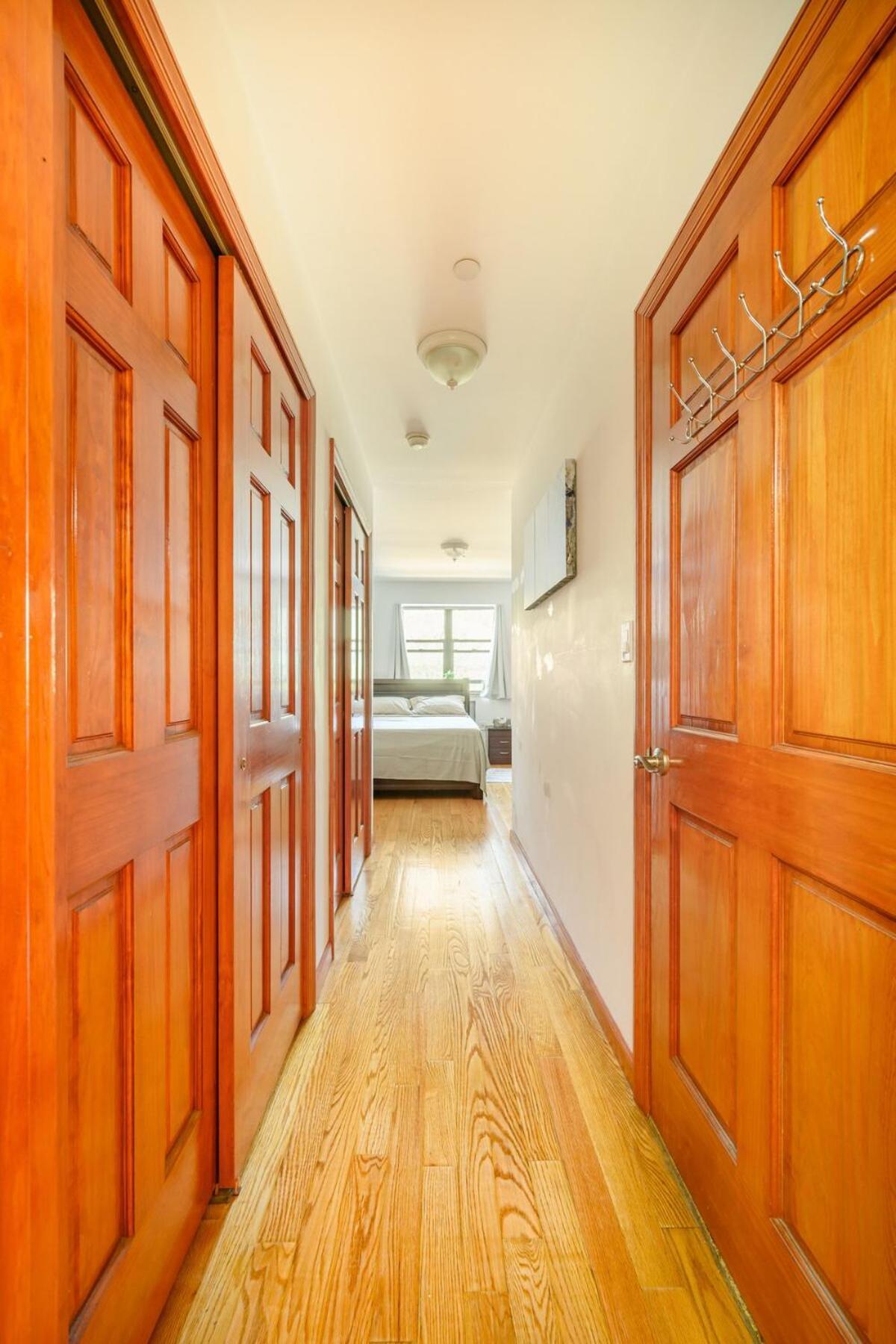 Large Private & Private Bathroom, Laguardia Airport 10min Homestay *