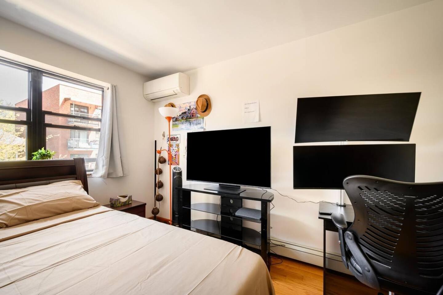 Large Private & Private Bathroom, Laguardia Airport 10min Homestay *