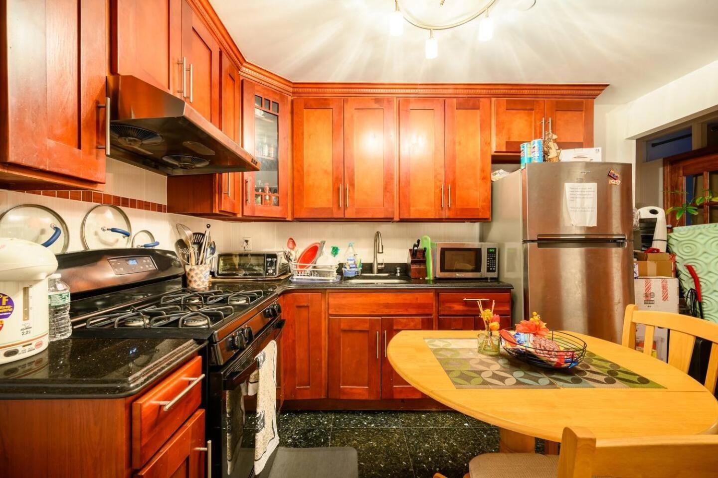 Homestay Large Private & Private Bathroom, Laguardia Airport 10min New York