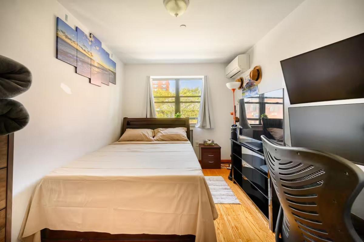 Large Private & Private Bathroom, Laguardia Airport 10min Homestay *