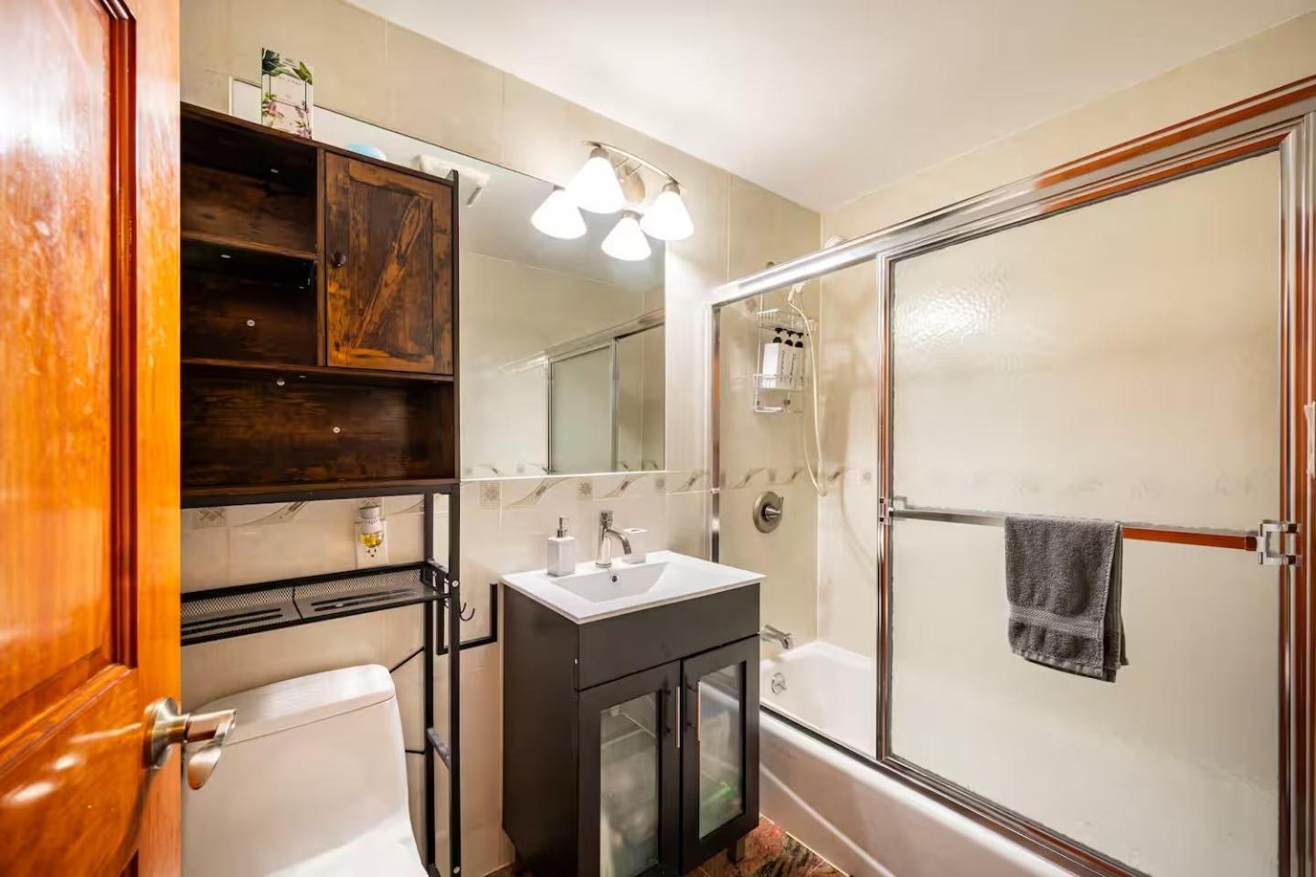 Homestay Large Private & Private Bathroom, Laguardia Airport 10min