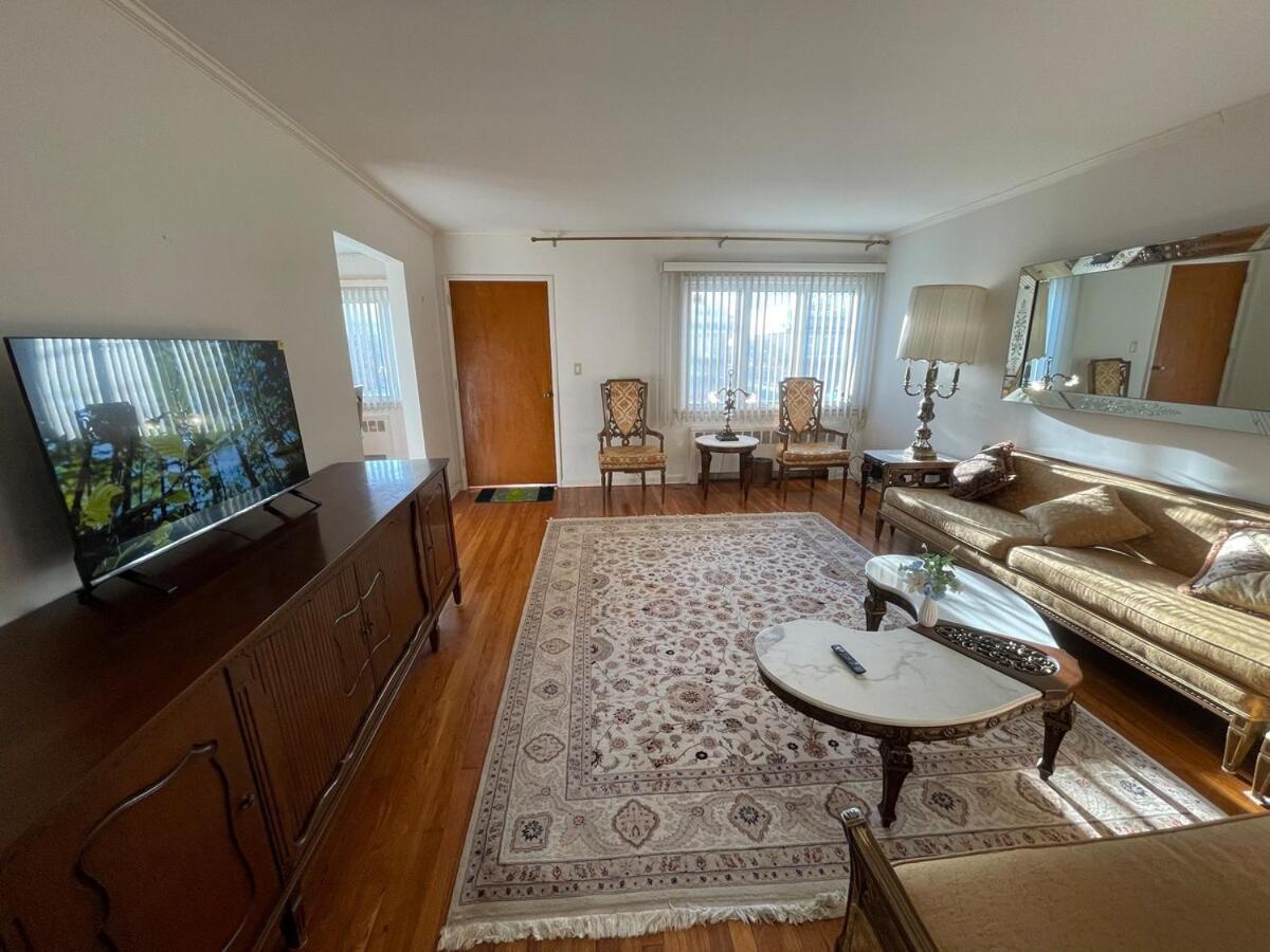 Luxury Three Bedroom In A Private House Apartment