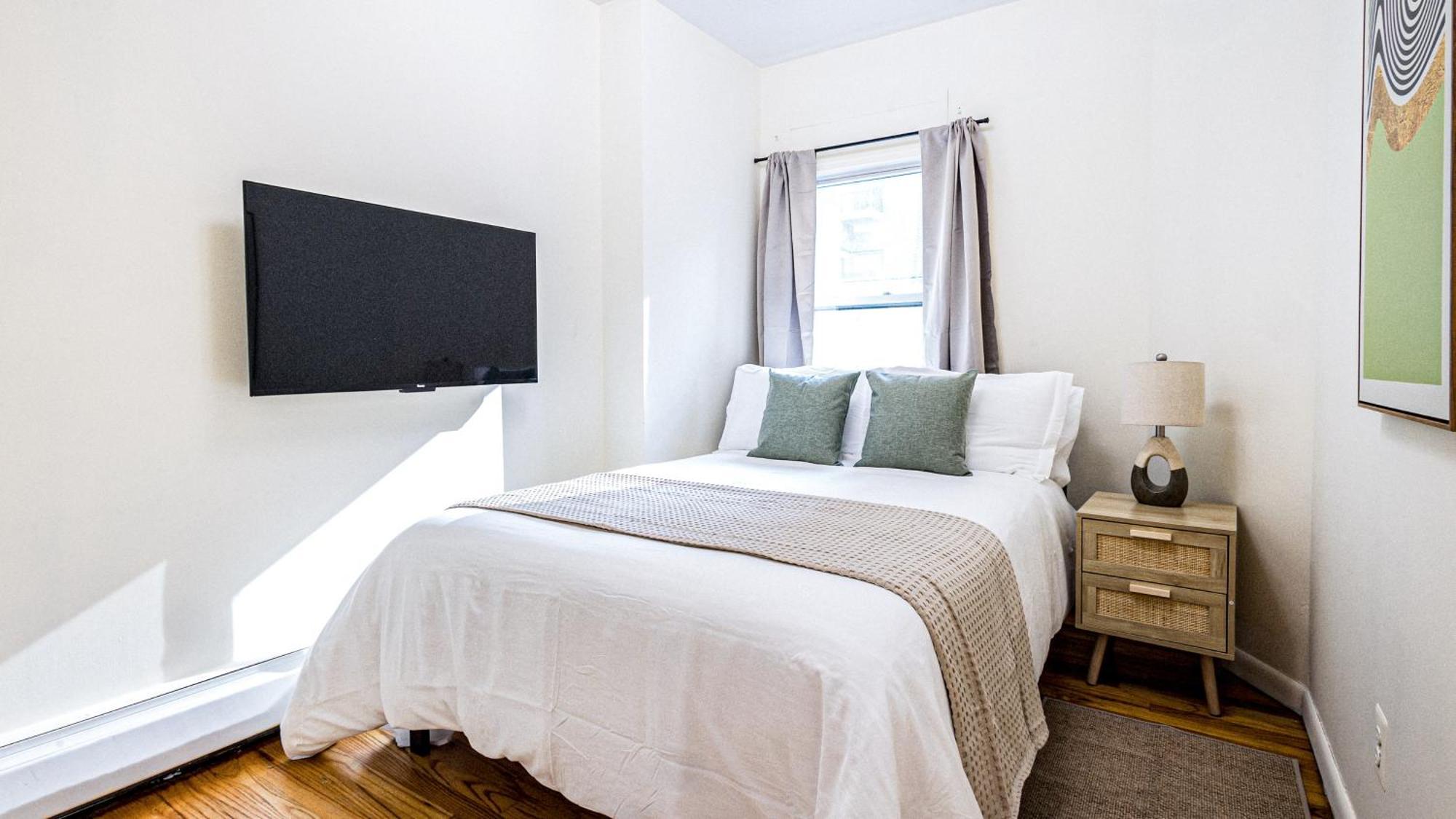Unbeatable & Cozy 4bdr & 1 Bth In Manhattan Apartment *