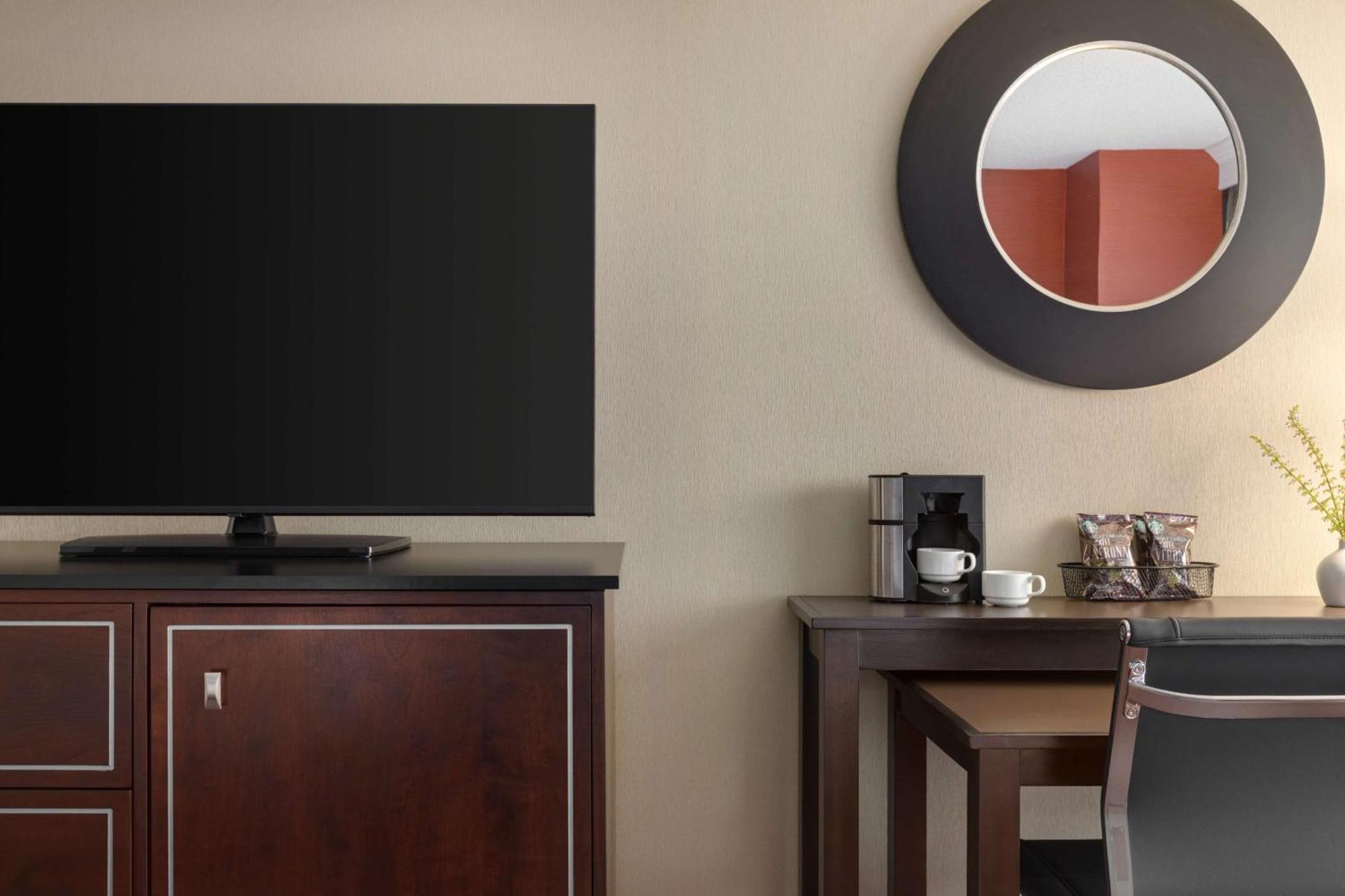 Hotel Doubletree By Hilton New York-laguardia 3*