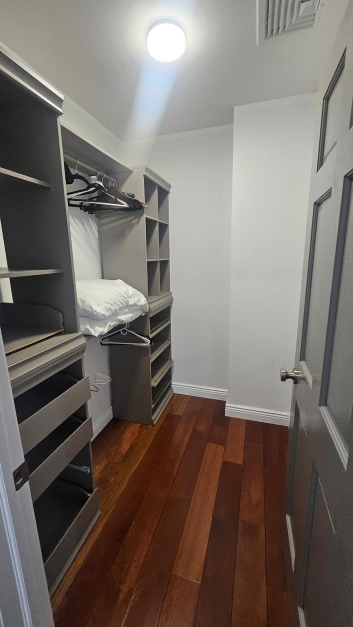 Luxury Hotel-style In Queens, *