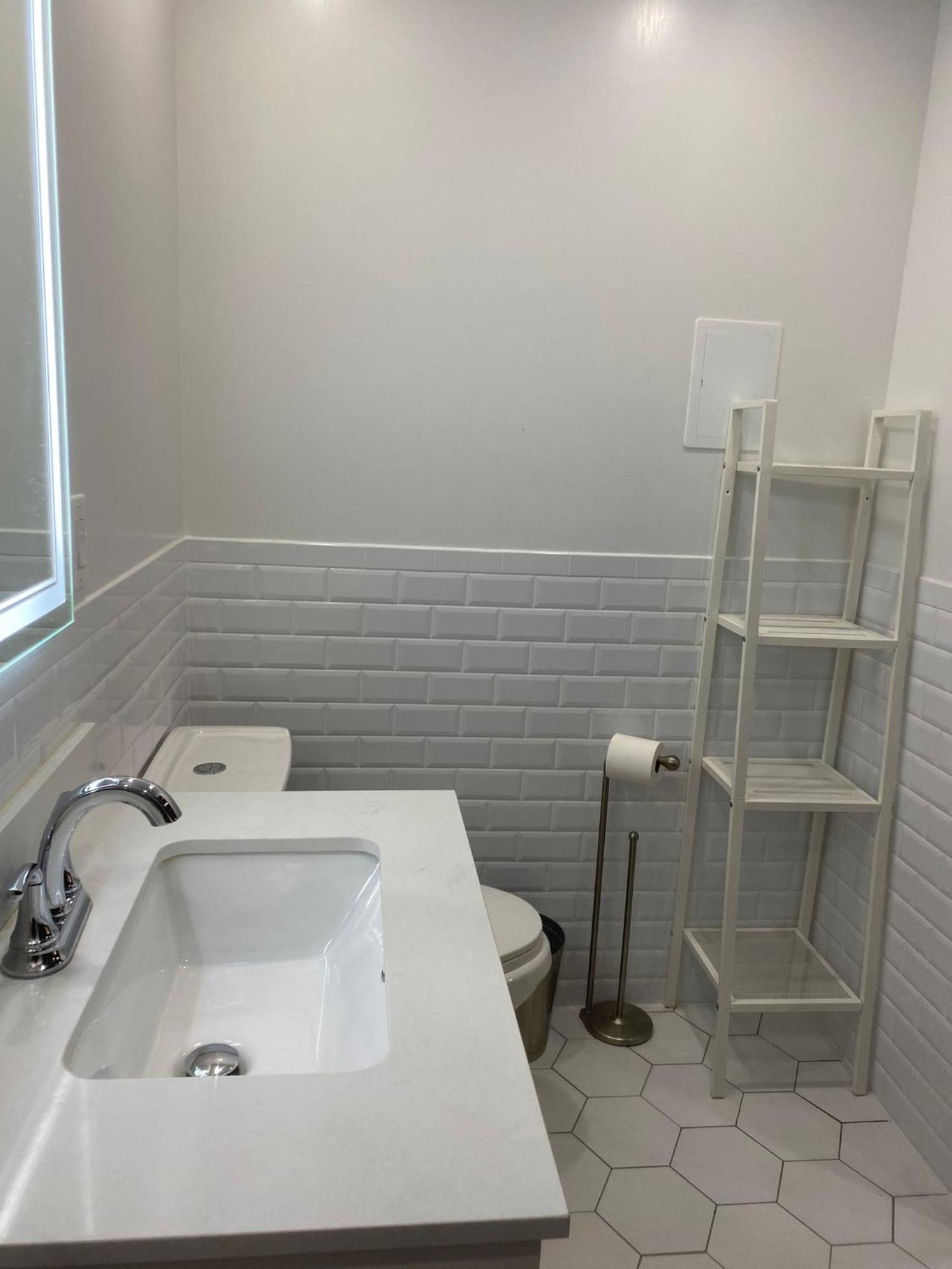 Cozy Bedroom With Bath, Private Entrance Guest house *