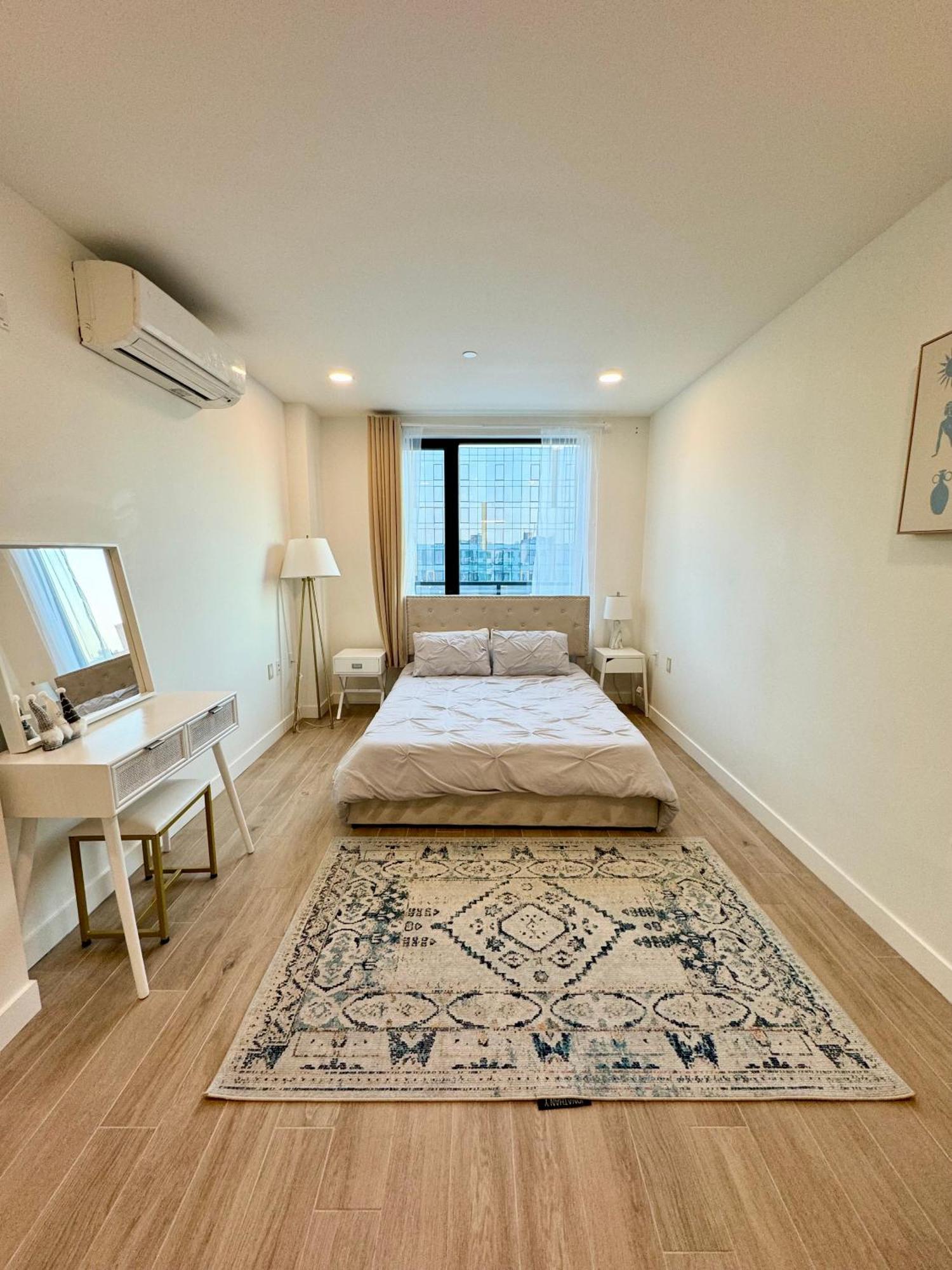 Apartment Peaceful Quiet Spacious New Modern Penthouse 3-bedroom With A Balcony