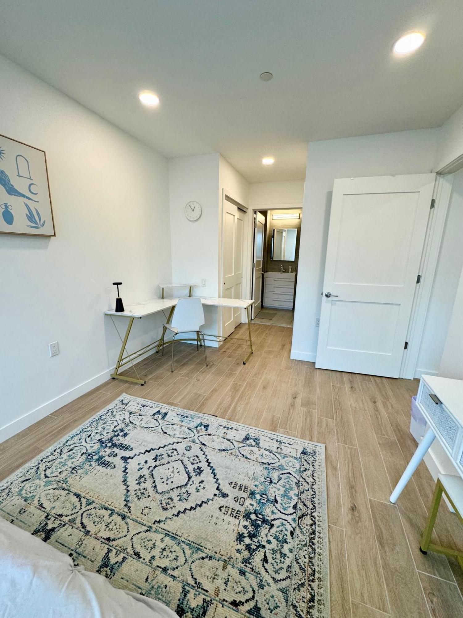 Peaceful Quiet Spacious New Modern Penthouse 3-bedroom With A Balcony Apartment