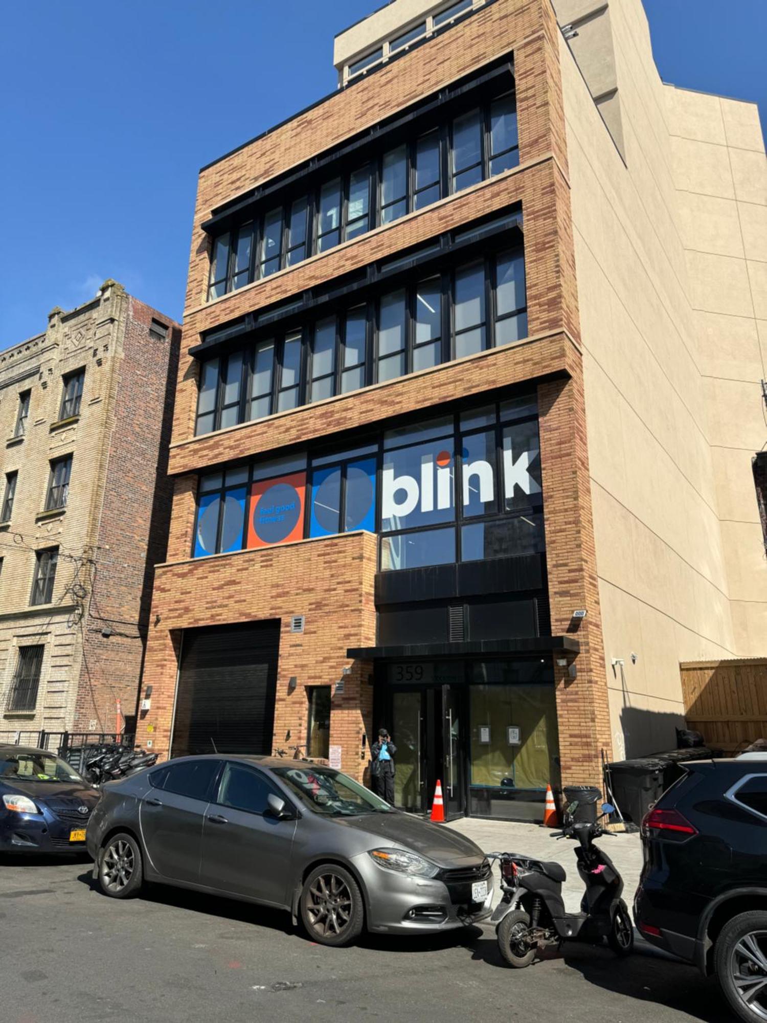 Peaceful Quiet Spacious New Modern Penthouse 3-bedroom With A Balcony Apartment *