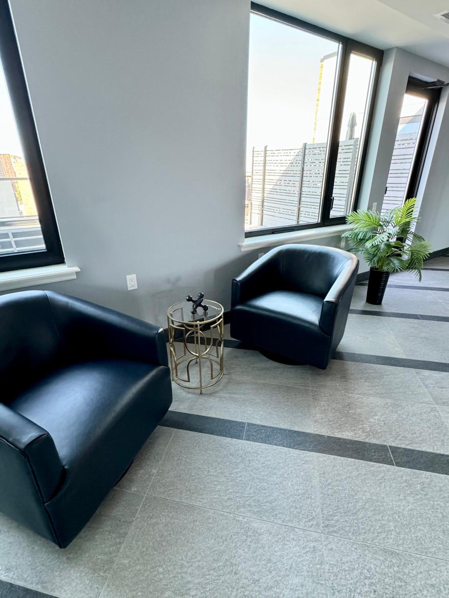 Peaceful Quiet Spacious New Modern Penthouse 3-bedroom With A Balcony Apartment *