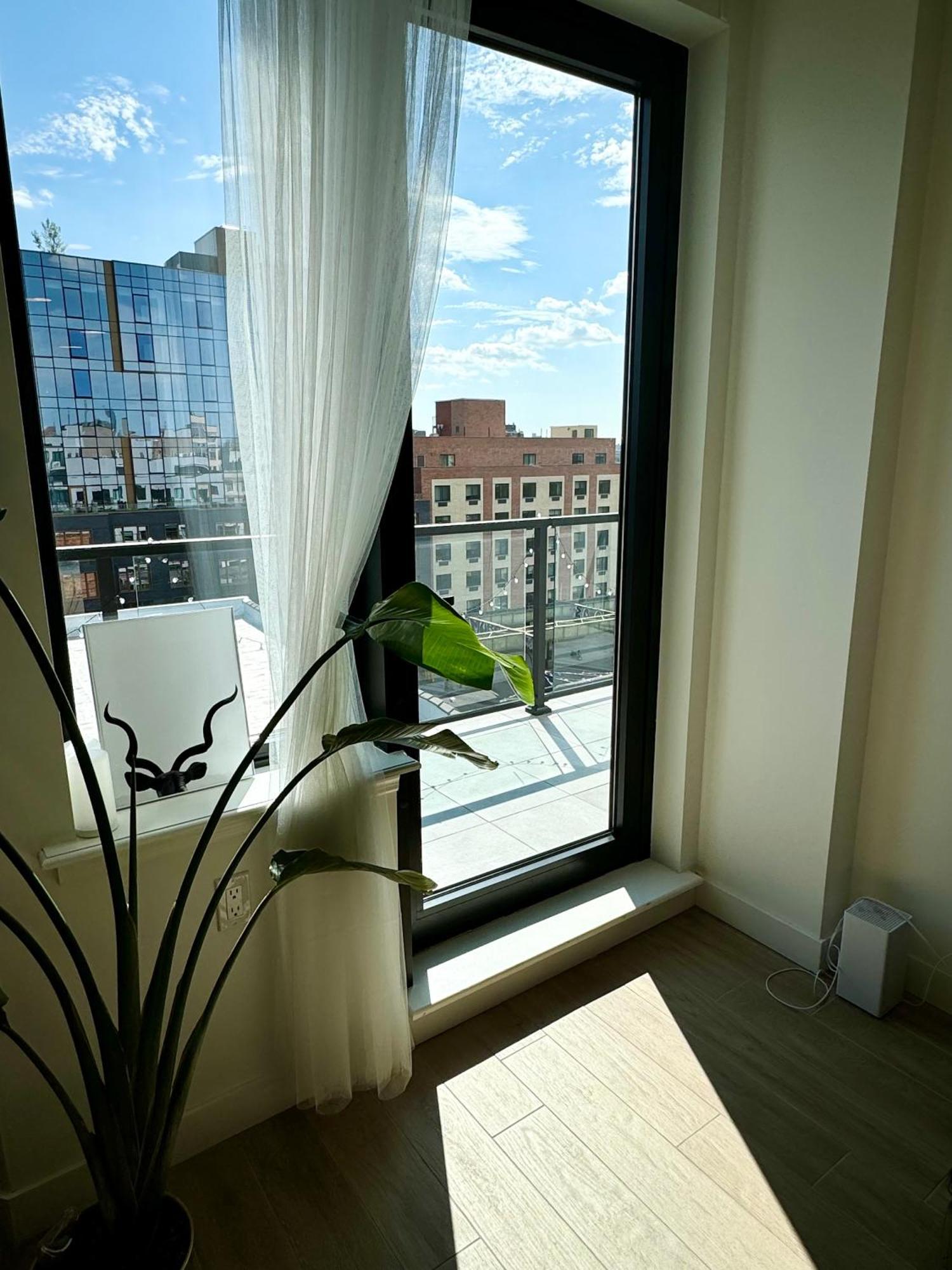 Peaceful Quiet Spacious New Modern Penthouse 3-bedroom With A Balcony *