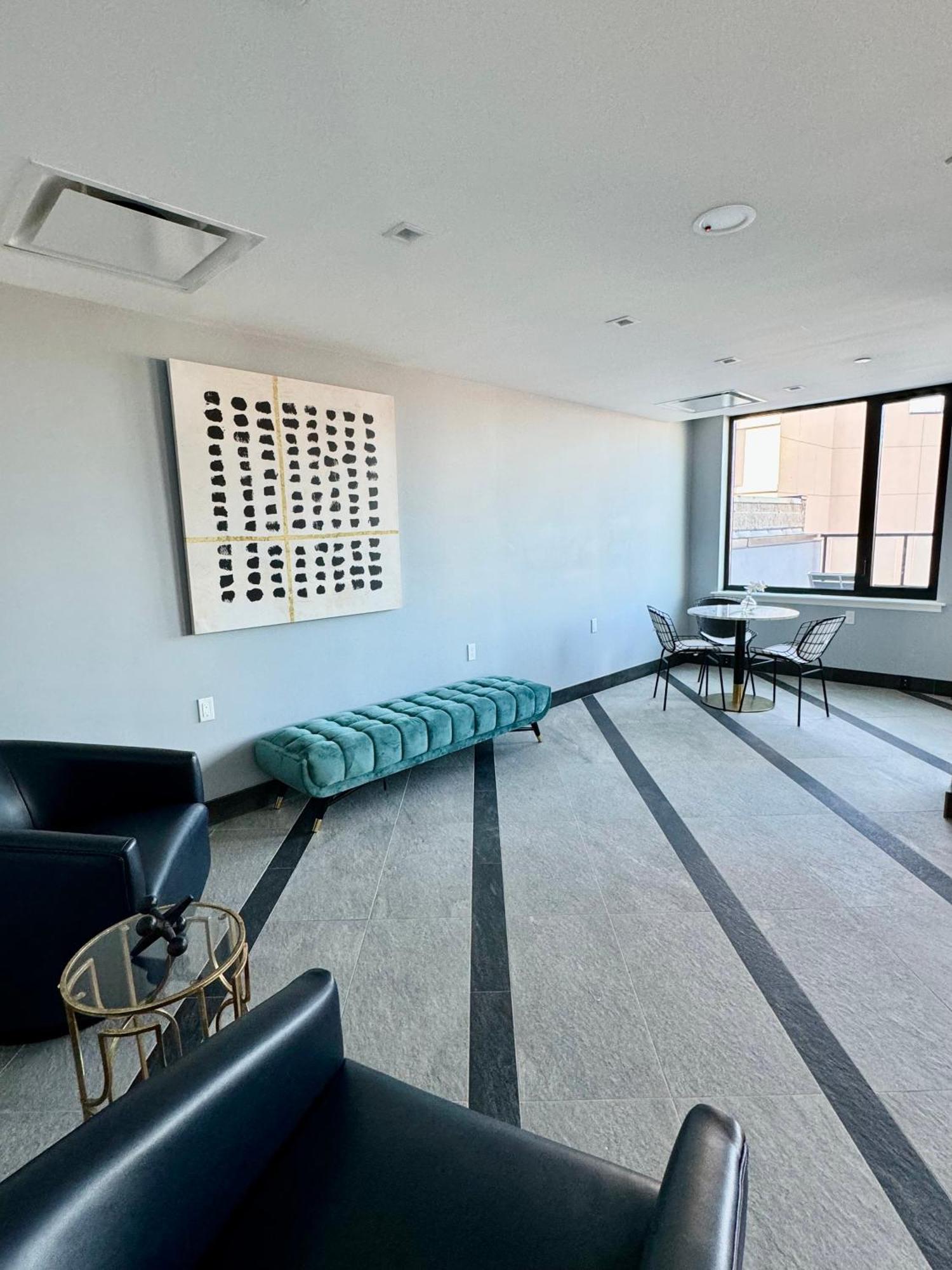 Peaceful Quiet Spacious New Modern Penthouse 3-bedroom With A Balcony Apartment *