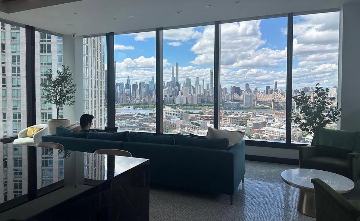 Beautiful Luxury Fantastic Manhattan Skyline View One Bedroom *