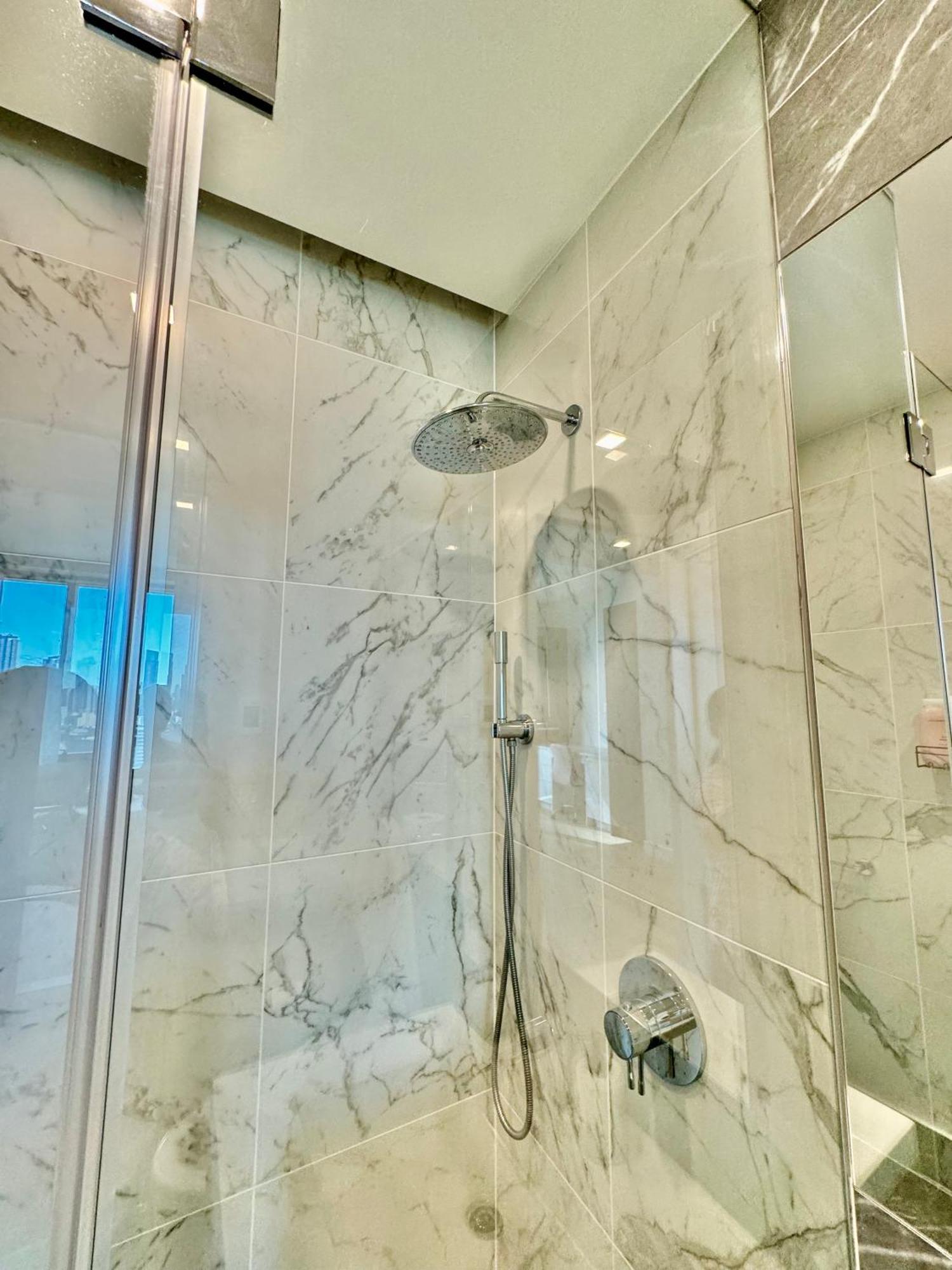 Beautiful Luxury Fantastic Manhattan Skyline View One Bedroom Apartment *