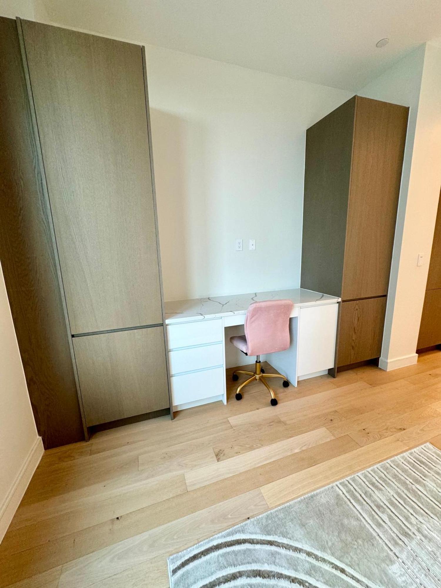 Beautiful Luxury Fantastic Manhattan Skyline View One Bedroom Apartment
