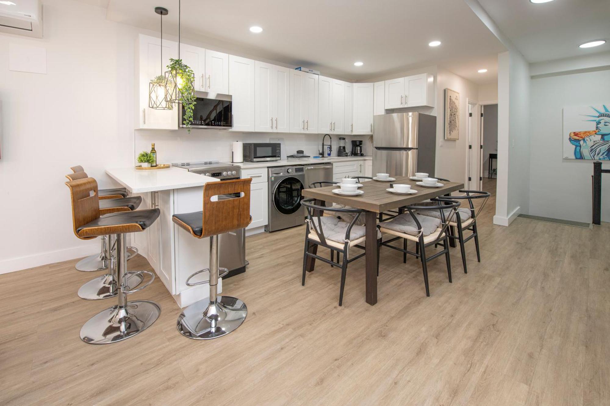 Sophisticated 4 Bedroom Duplex In The Heart Of Midtown Apartment