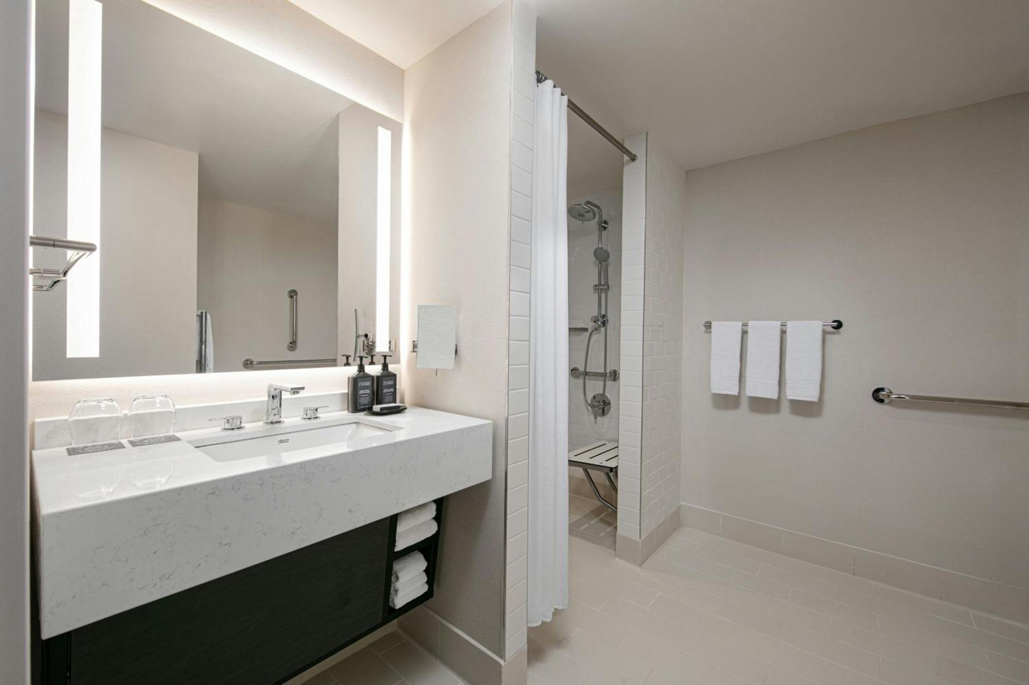 Sheraton Laguardia East Hotel 3*