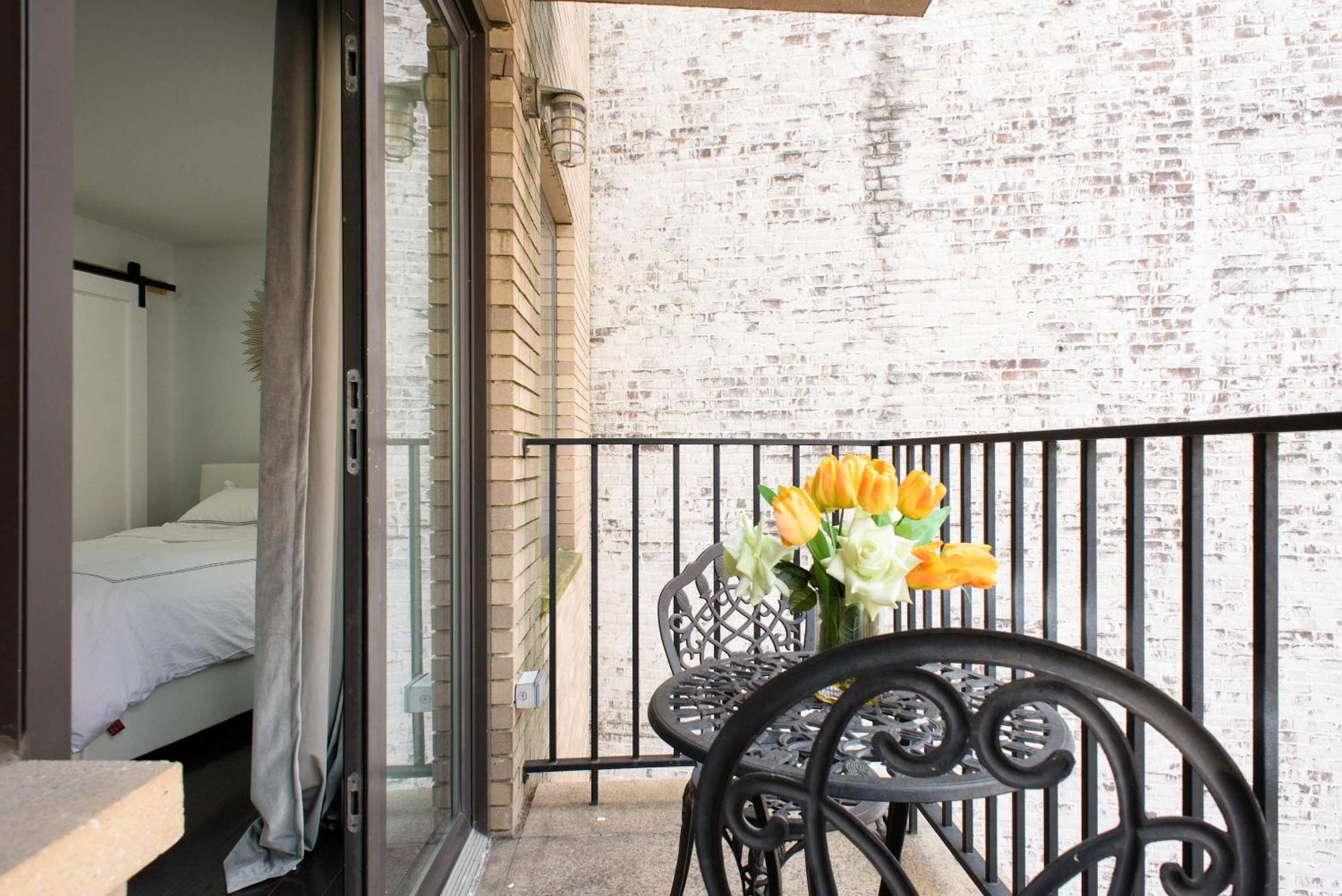 809-4b Balcony W D Prime Location *