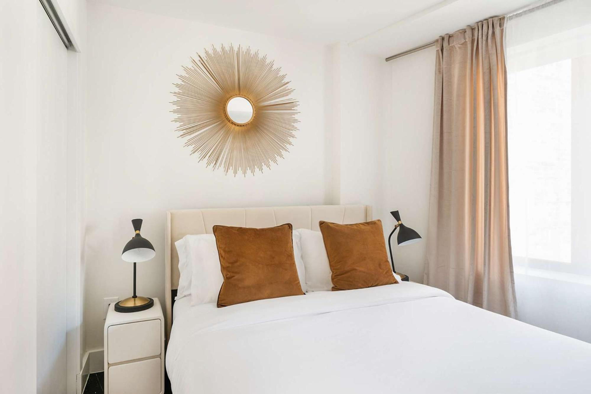 809-4b Balcony W D Prime Location *