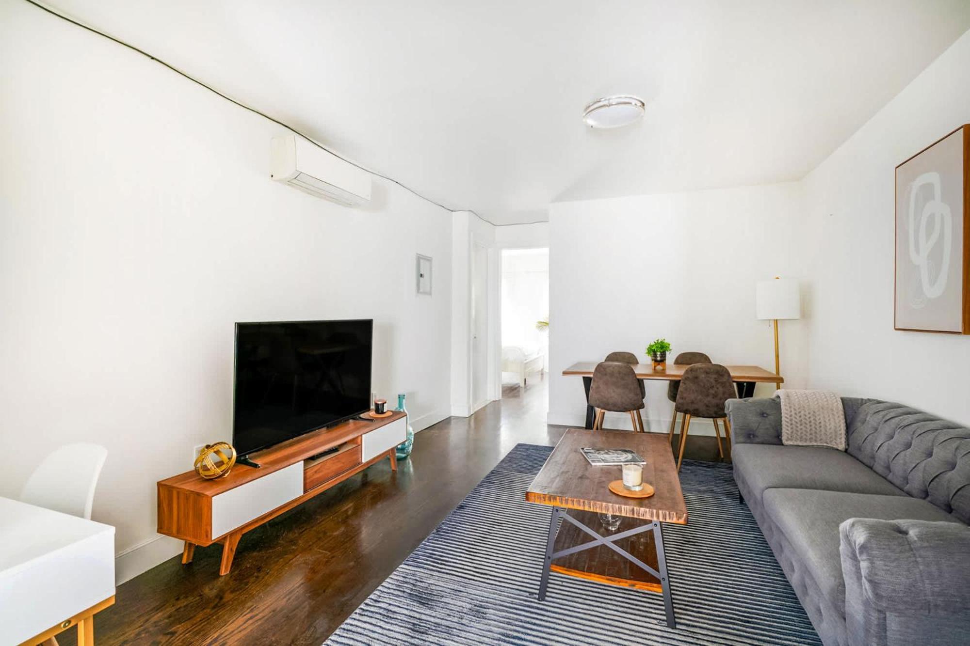 39-3 Newly Renovated 3 Bedroom Prime Midtown Sleeps 6 New York