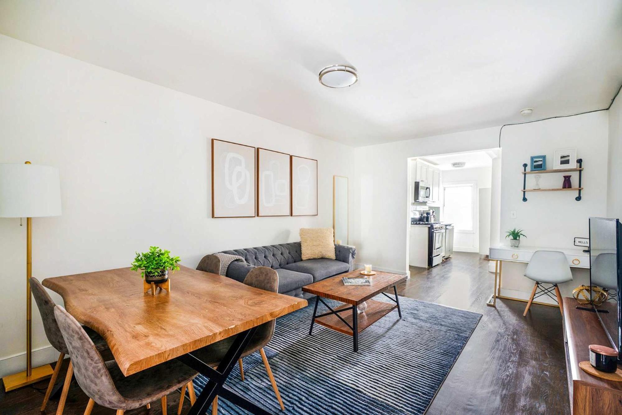 Apartment 39-3 Newly Renovated 3 Bedroom Prime Midtown Sleeps 6 *