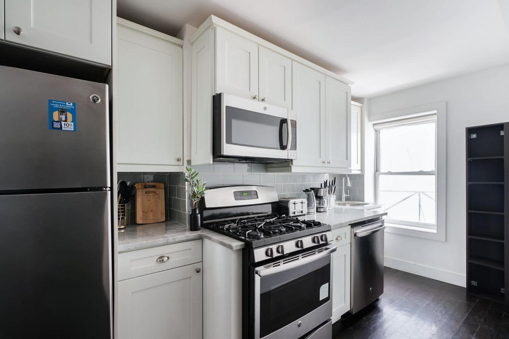 Apartment 39-3 Newly Renovated 3 Bedroom Prime Midtown Sleeps 6 New York
