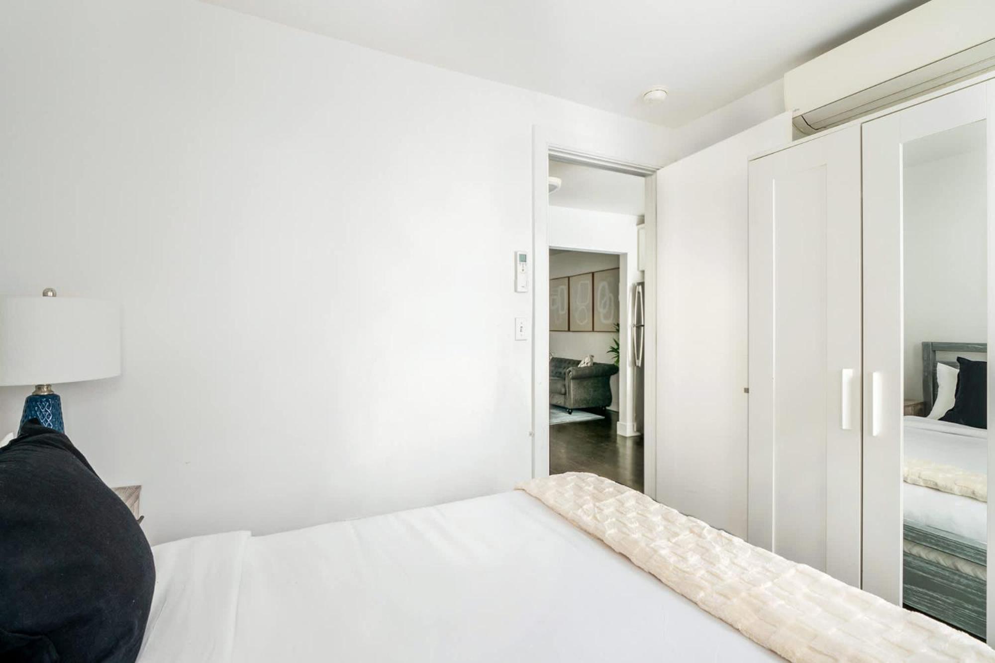 39-3 Newly Renovated 3 Bedroom Prime Midtown Sleeps 6 New York