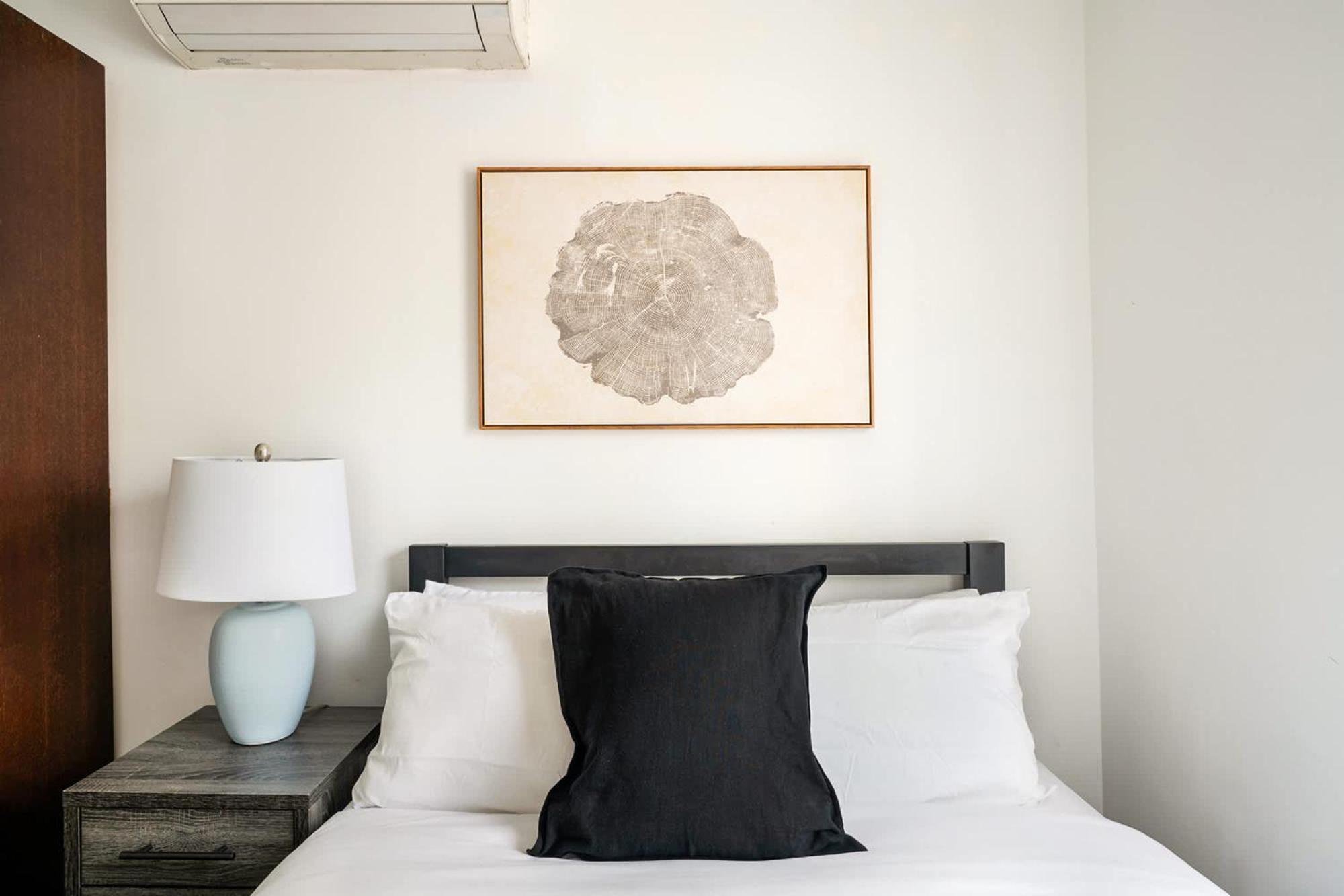 39-3 Newly Renovated 3 Bedroom Prime Midtown Sleeps 6 *