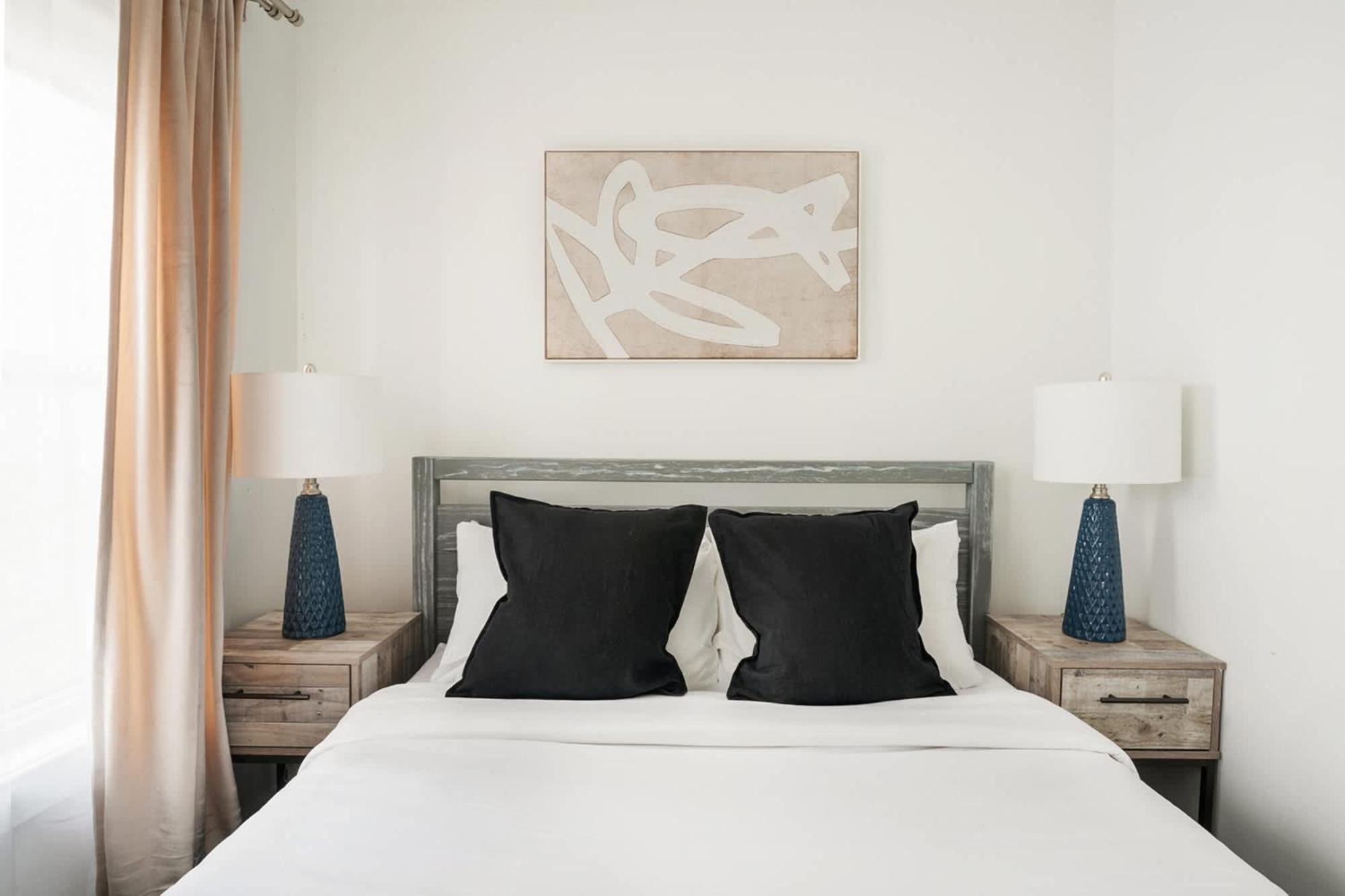 39-3 Newly Renovated 3 Bedroom Prime Midtown Sleeps 6 * New York