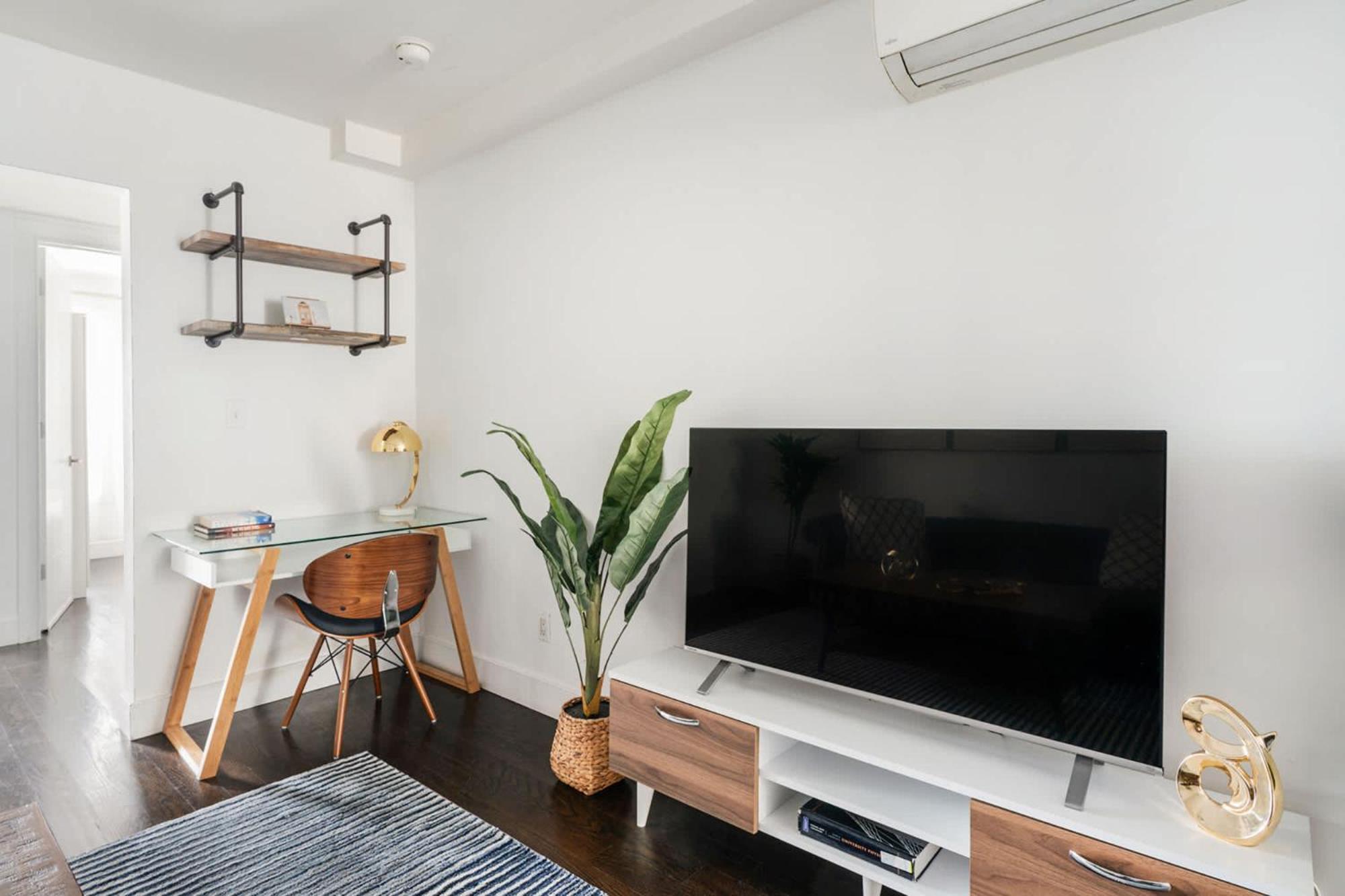 39-2 Renovated 3br Prime Hudson Yards Area Apartment *