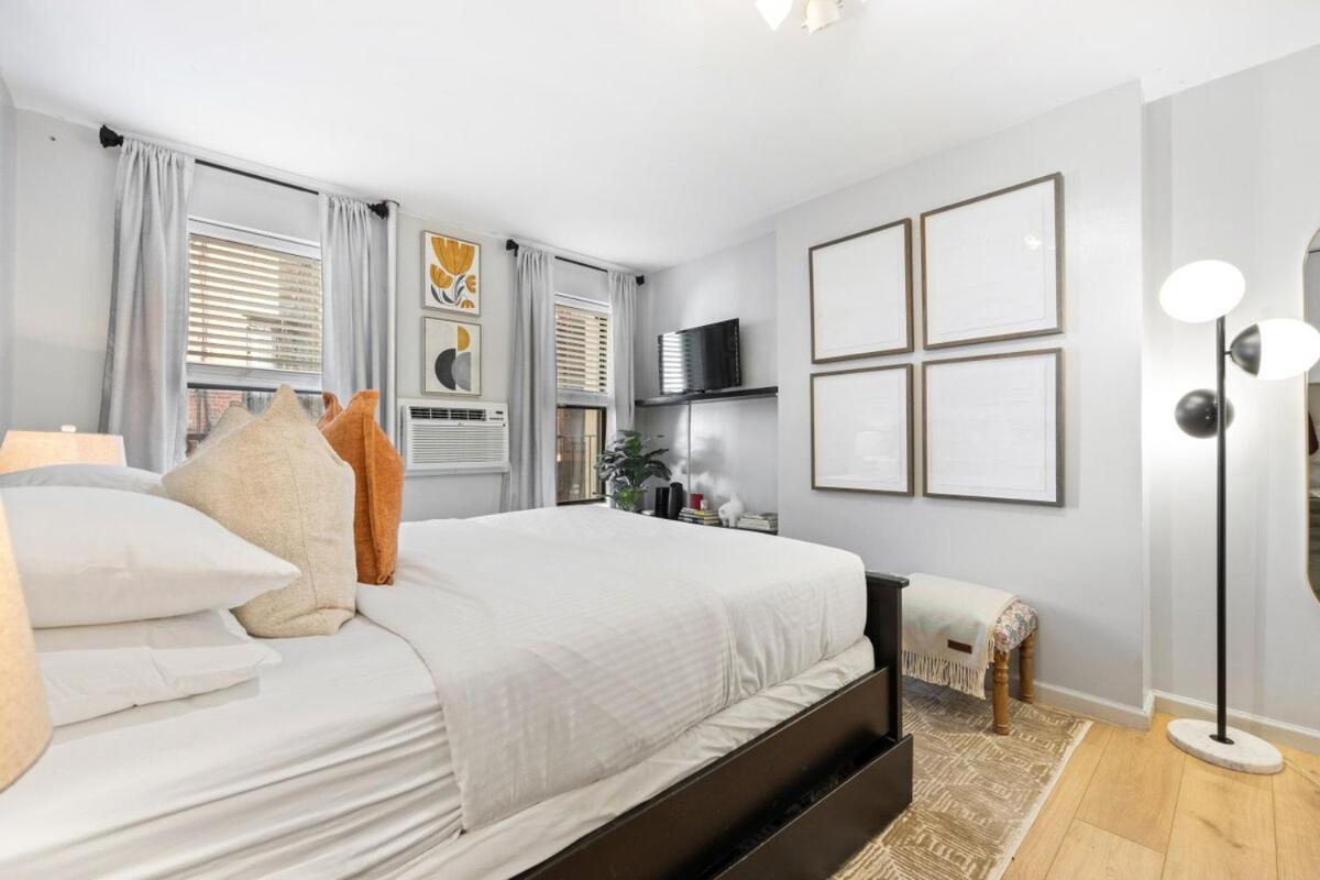Haven In Times Square & Nearby Restaurants Apartment