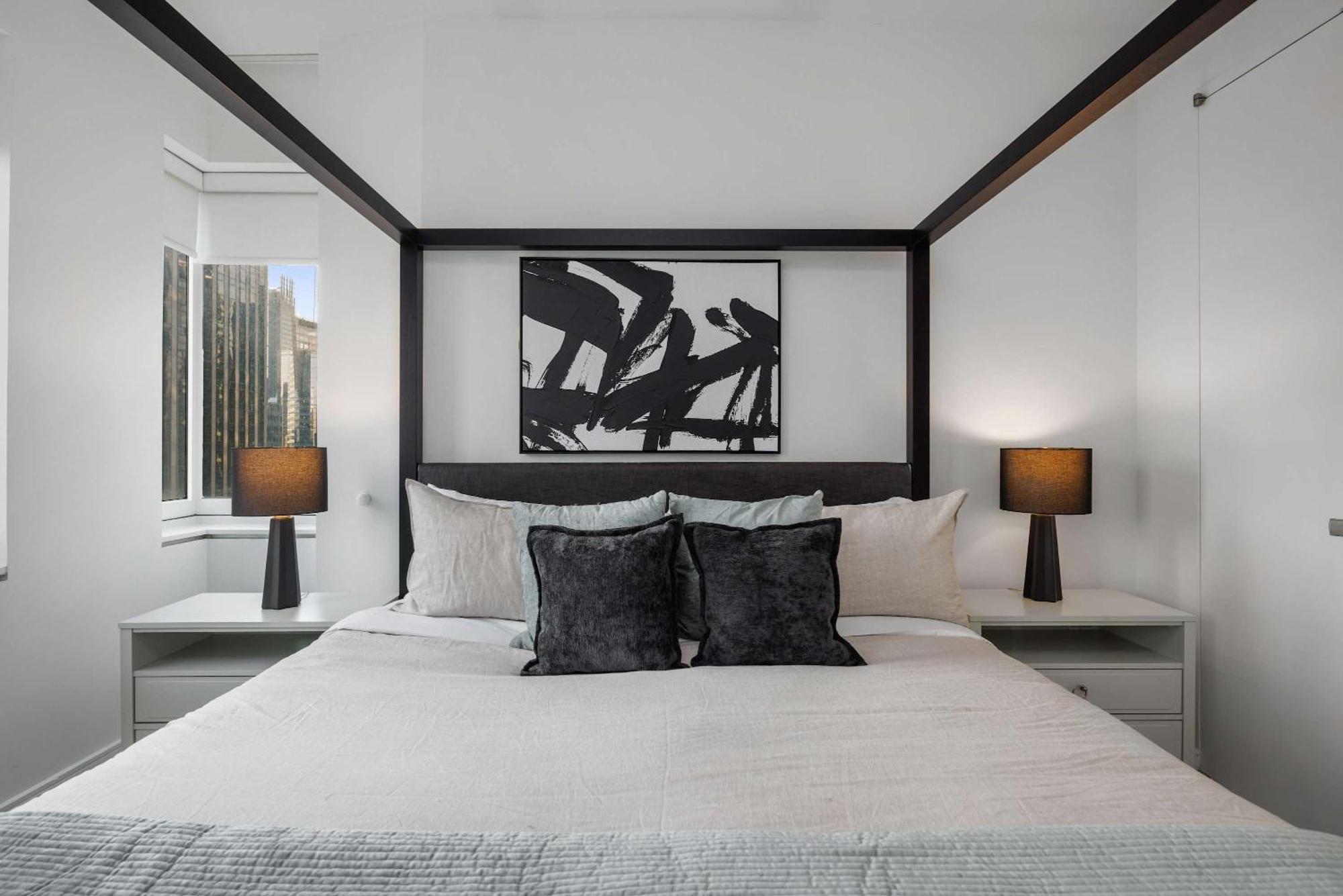 Lavish Two-story Retreat In The Heart Of Manhattan New York
