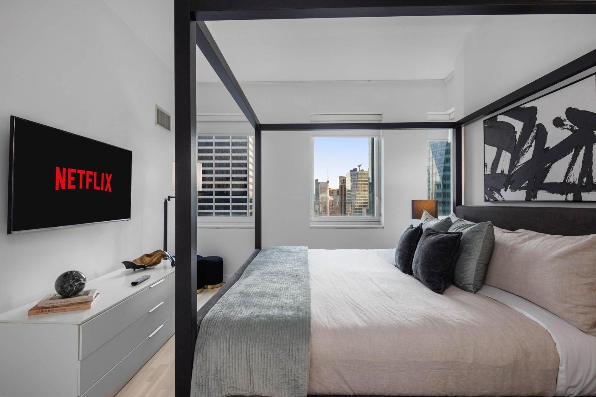 Lavish Two-story Retreat In The Heart Of Manhattan *