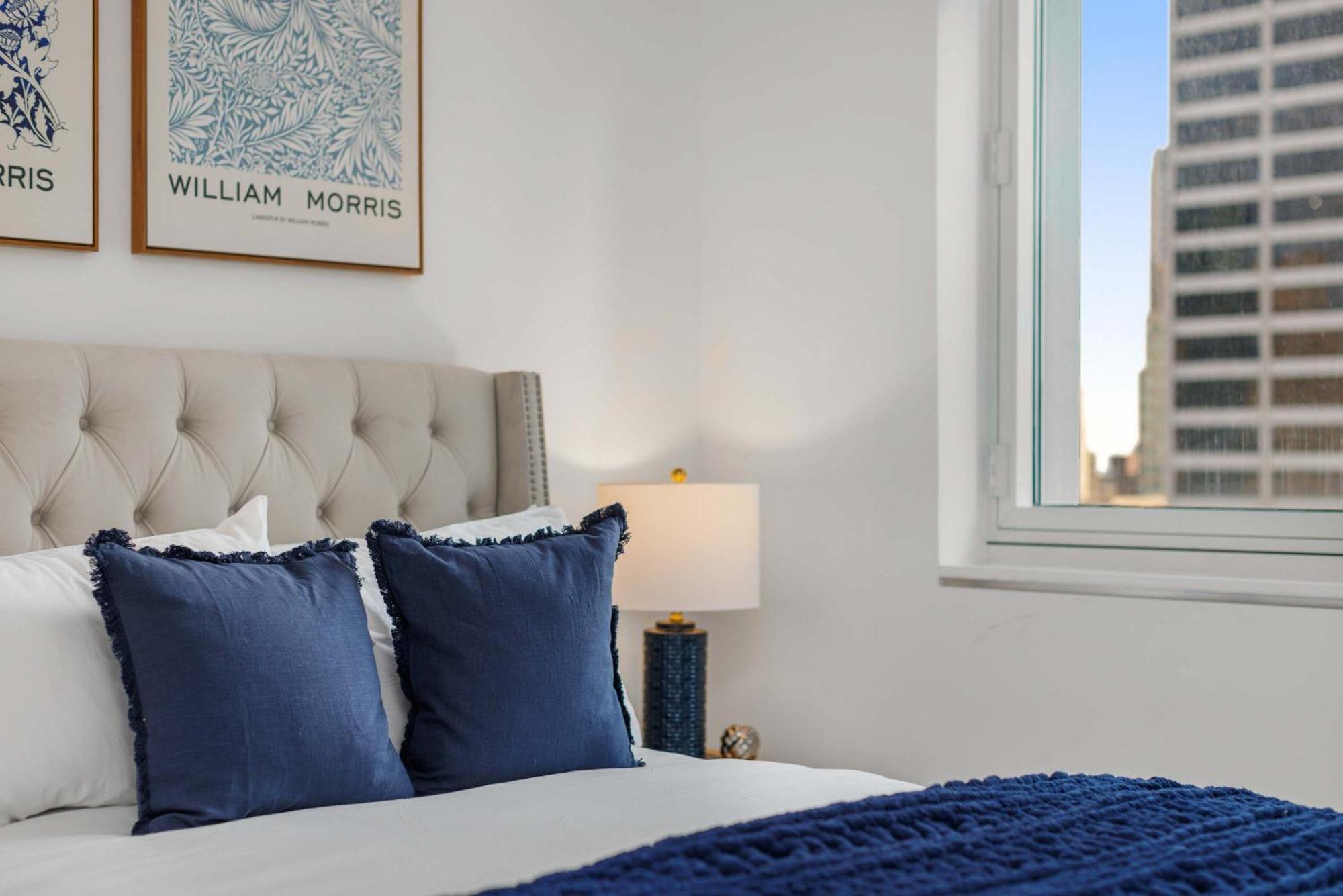 Lavish Two-story Retreat In The Heart Of Manhattan Apartment *