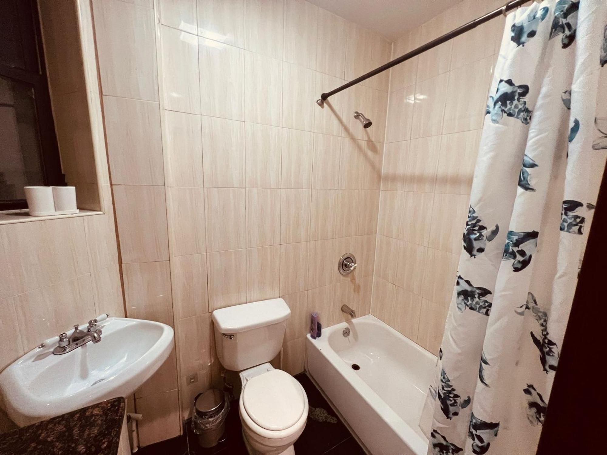 2 Bedroom Cozy In Manhattan Valley Apartment *
