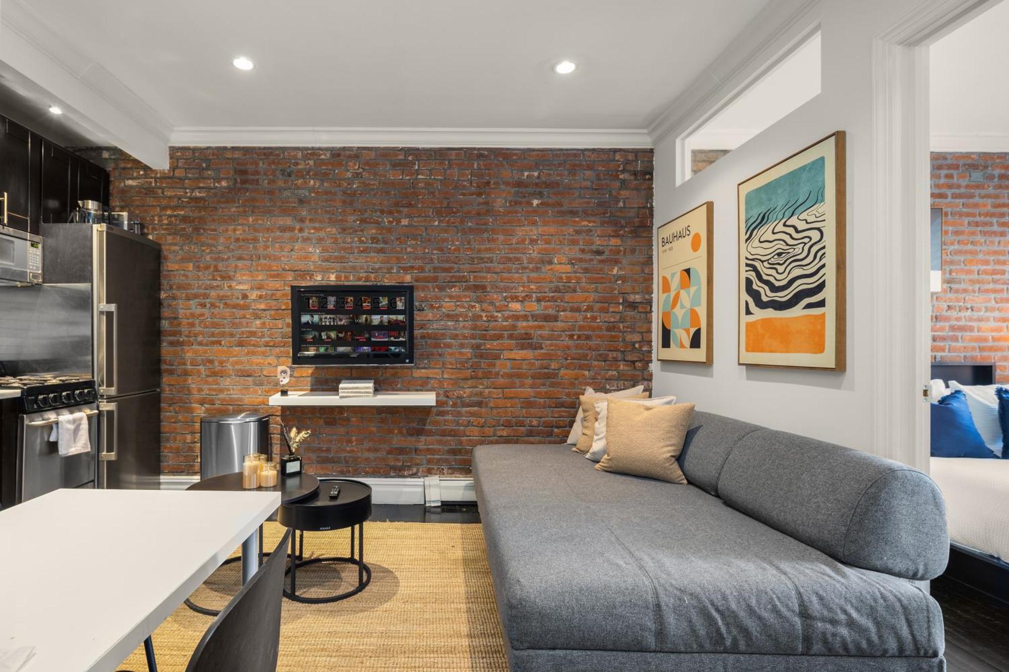 Rustic Nyc In Trendy Hudson Yard Apartment