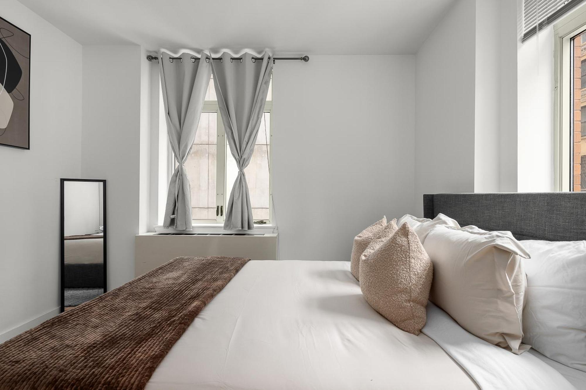 Apartment Modern 2br Steps From New York's Iconic Broadway