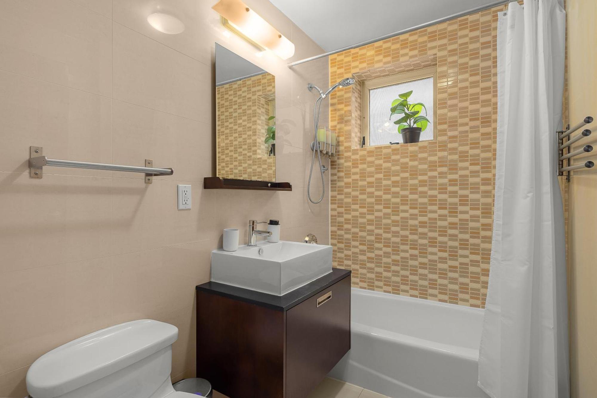 Apartment Modern 2br Steps From New York's Iconic Broadway *