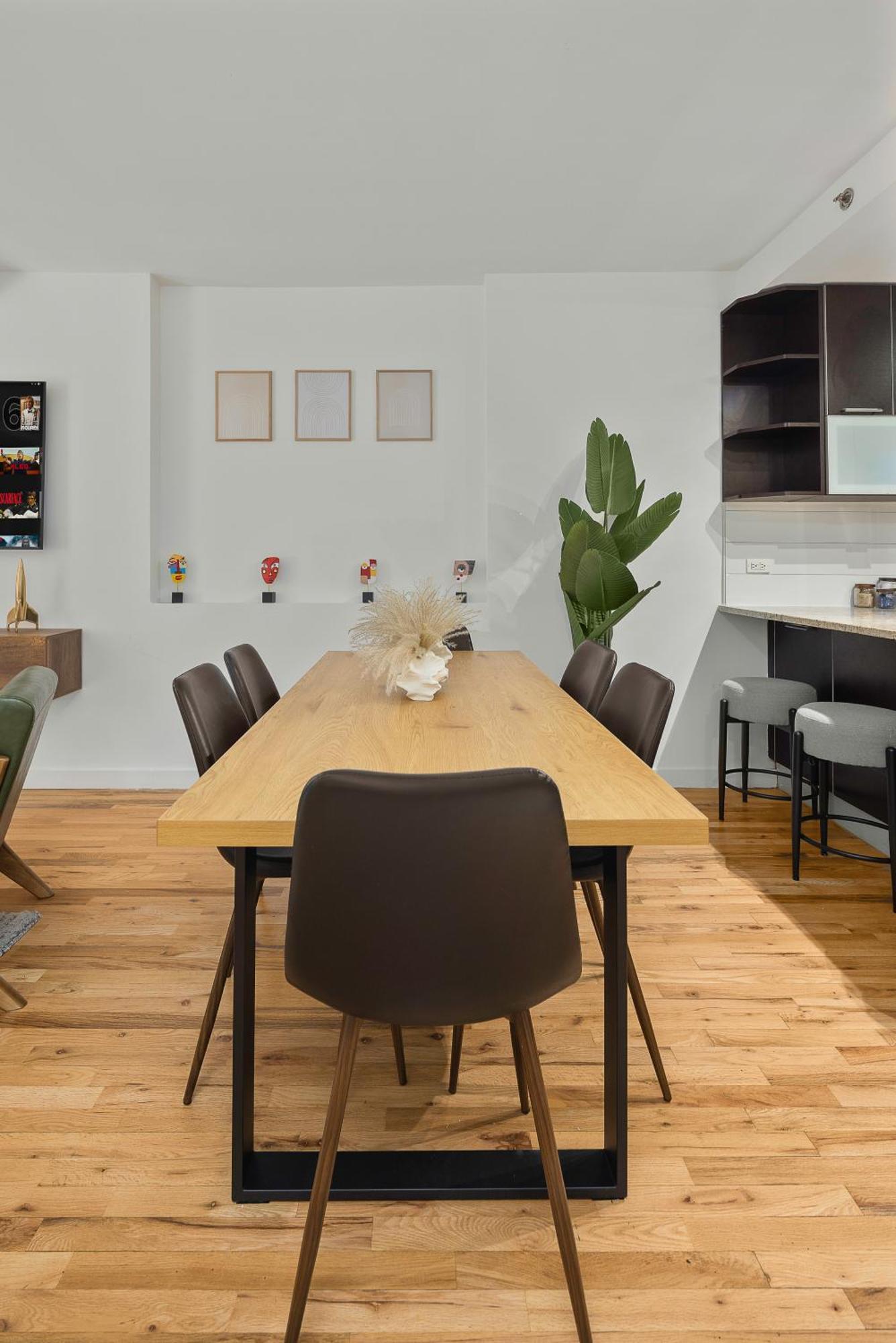 Apartment Modern 2br Steps From New York's Iconic Broadway New York