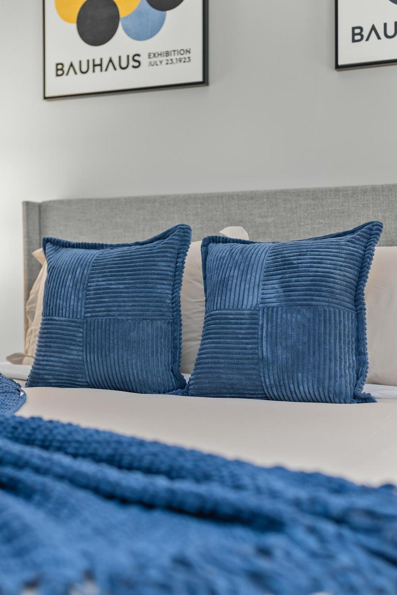 Apartment Modern 2br Steps From New York's Iconic Broadway