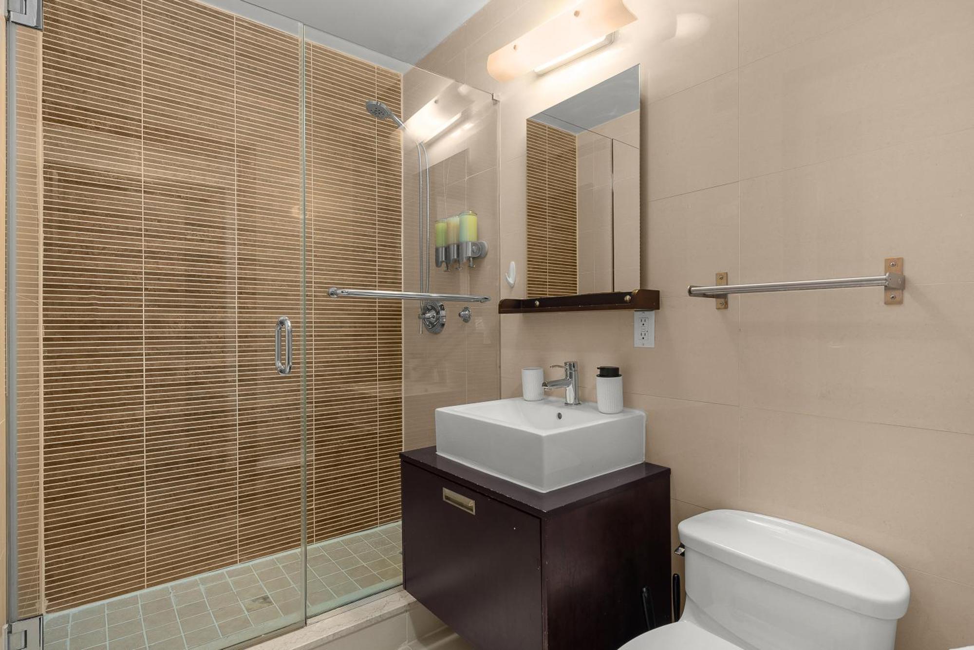 Modern 2br Steps From New York's Iconic Broadway Apartment *